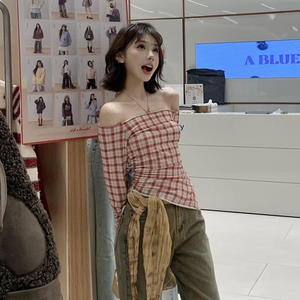 체크무늬 보트넥 티셔츠 여성 긴 소매 슬림해 보이는 작은 대중 주름 허리 수축 몸매 가꾸기 핫걸 바람이 아닙니다. 규칙 오프숄더 맨위 이미지 4