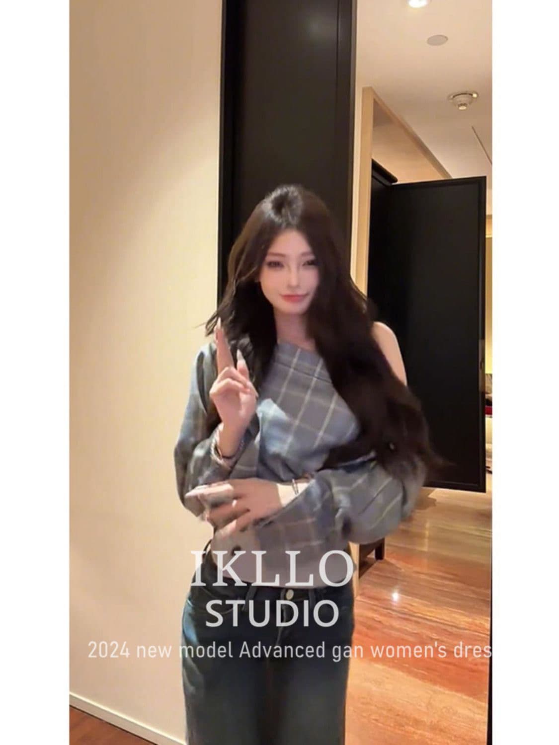 오프숄더 체크무늬 긴팔 티셔츠 여성 2024 새로운 폭발 Chic 고유 한 슈퍼 잘 생긴 조기 가을 비스듬한 어깨 의류 이미지 3