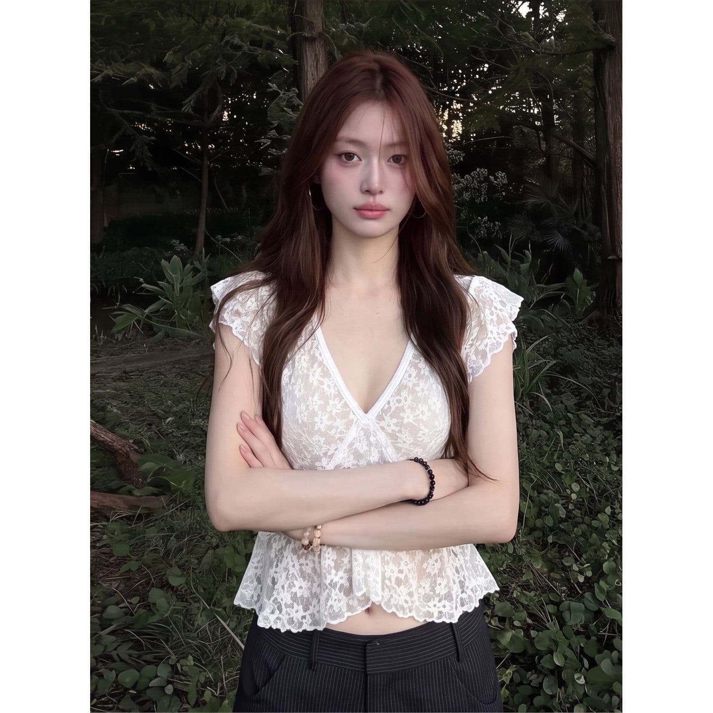 프랑스식 화이트 레이스 홀로우 아웃 V넥 여성 셔츠 여름 얇은 스타일 몸매 가꾸기 슬림해 보이는 반팔 품격 Feifei 소매 맨위 상세 이미지 3