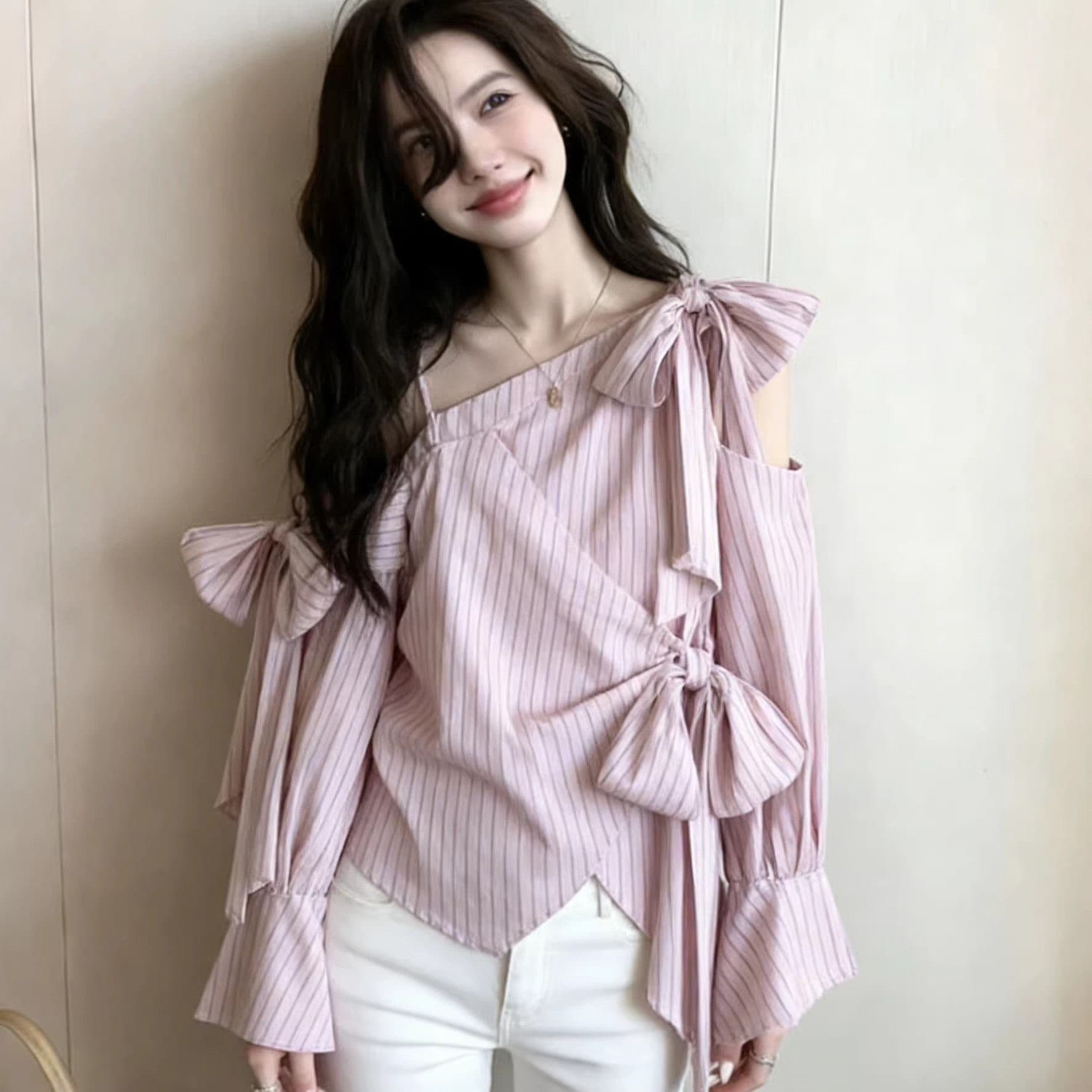 Chic 디자인 센스 긴팔 여성 셔츠 2026 봄 새로운 품격 연령 감소 스트라이프 오프숄더 셔츠 이미지 3