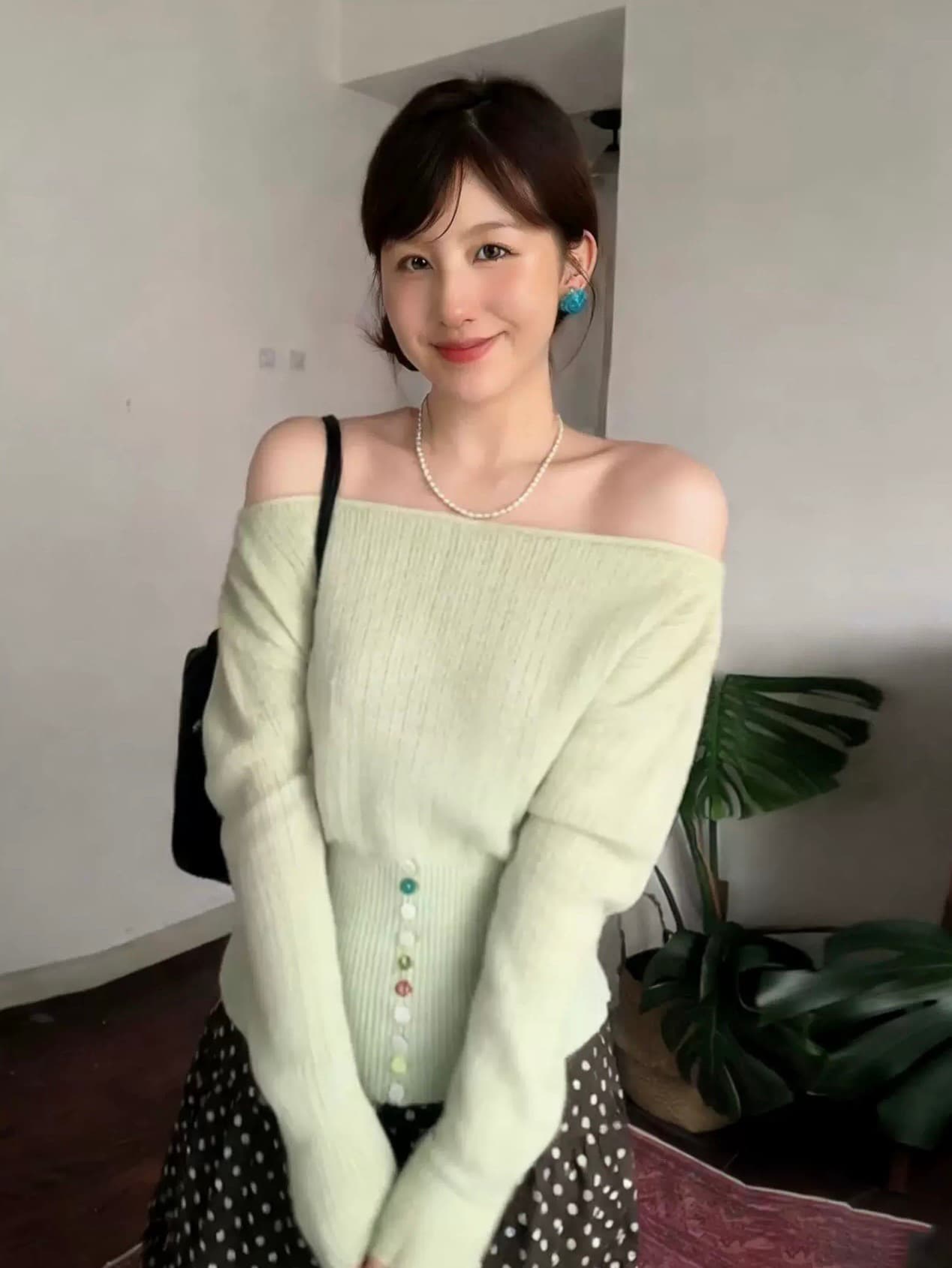 부드러운 신선함 프랑스식 오프숄더 니트 스웨터 여성 이른 봄 배색 단추 오프숄더 스웨터 허리 수축 맨위 트렌디 상세 이미지 2