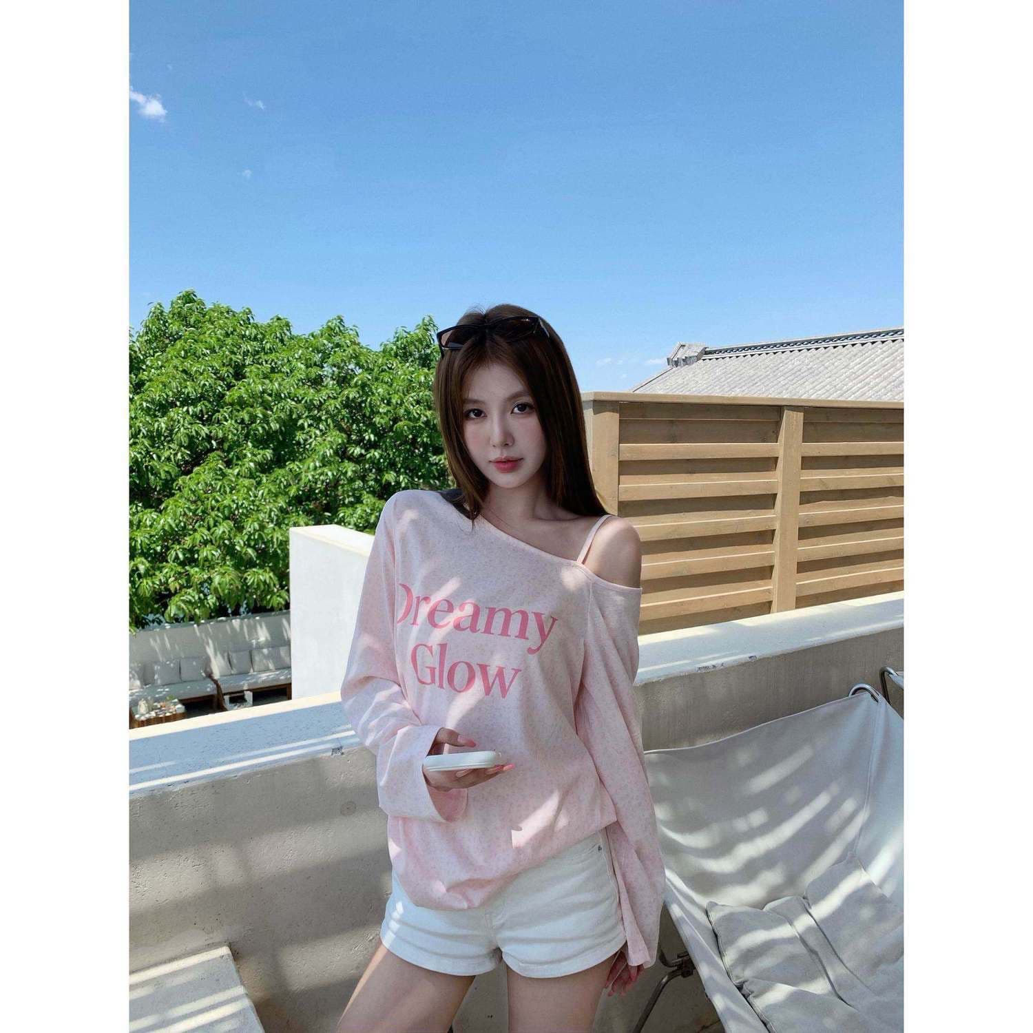핑크색 레오파드 무늬 알파벳 비스듬한 어깨 의류 여성 여름 얇은 스타일 자외선 차단 블라우스 한국 스타일 루즈핏 캐주얼 디자인 센스 티셔츠 상세 이미지 1