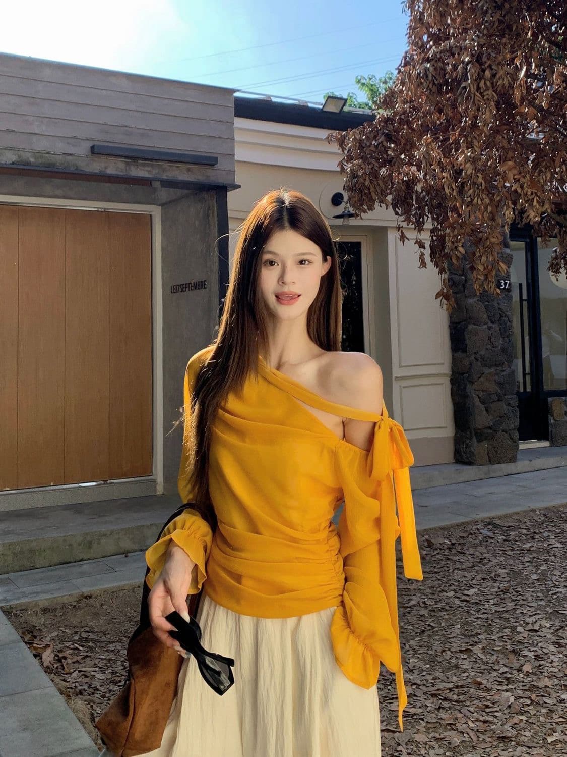 황색 스트랩 비스듬한 어깨 긴팔 여성 셔츠 가을 한 부서 chic 주름 몸매 가꾸기 셔츠 디자인 센스 쇼트 스타일 맨위 상세 이미지 1
