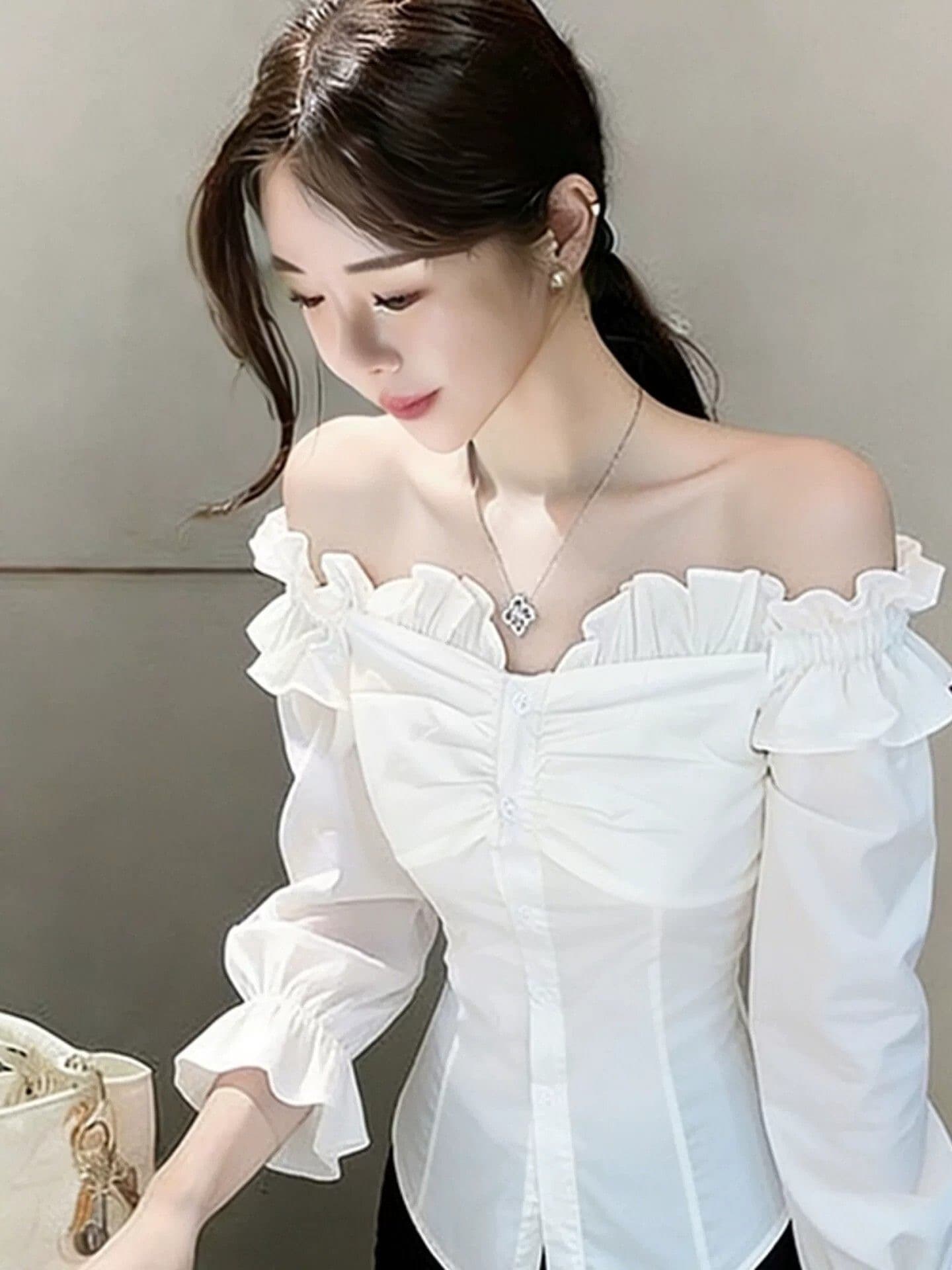 2026 년 봄 새로운 패션 외국 가스 고급 센스 빛 럭셔리 화이트 오프숄더 맨위 슈퍼 잘 생긴 허리 수축 셔츠 이미지 4