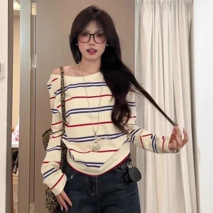 가을 겨울 새로운 배색 스트라이프 이른 가을 분위기 비스듬한 어깨 긴팔 티셔츠 ins 가을 디자인 슬림해 보이는 몸매 가꾸기 맨위 여성