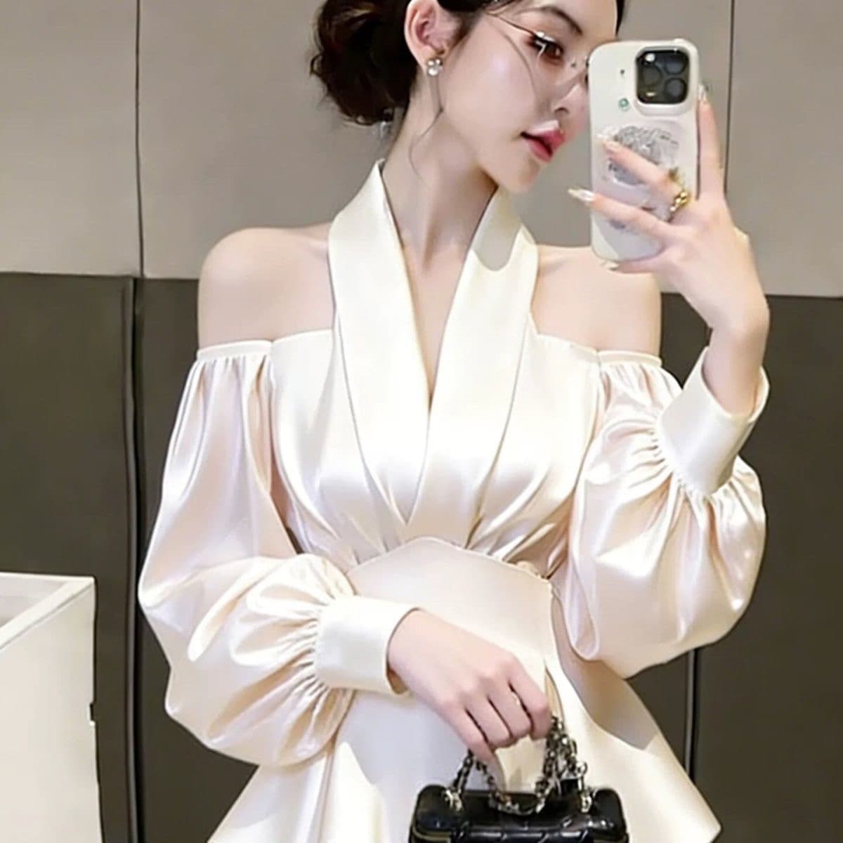 고급 센스 샴페인 새틴 오프숄더 셔츠 스탠드 칼라 허리 수축 프릴 벌룬 소매 슬림해 보이는 품격 여성 셔츠 상세 이미지 3