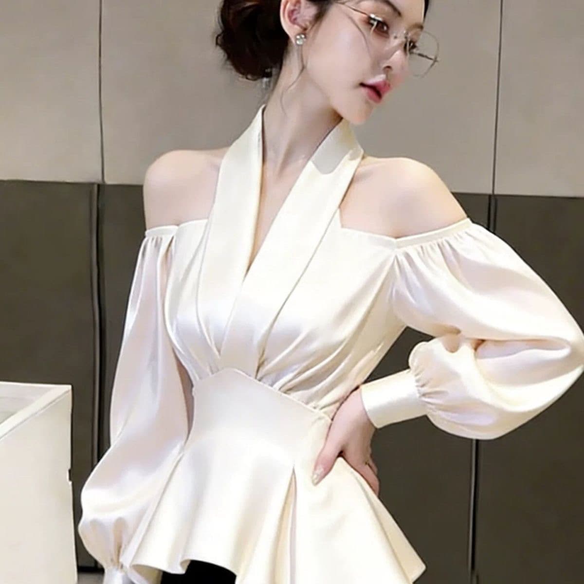 고급 센스 샴페인 새틴 오프숄더 셔츠 스탠드 칼라 허리 수축 프릴 벌룬 소매 슬림해 보이는 품격 여성 셔츠 상세 이미지 4