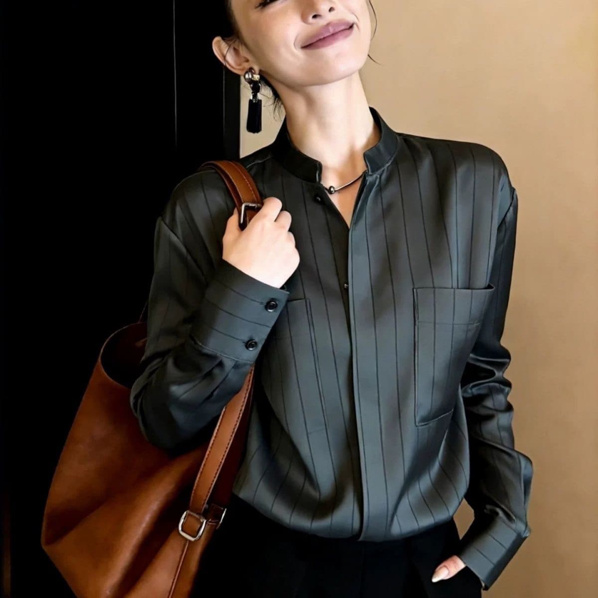 어두운 회색 반 개방 칼라 스트라이프 루즈핏 셔츠 셔츠 2026 조기 봄 프랑스식 빛 럭셔리 외국 가스 고급 센스 맨위 여성 이미지 2