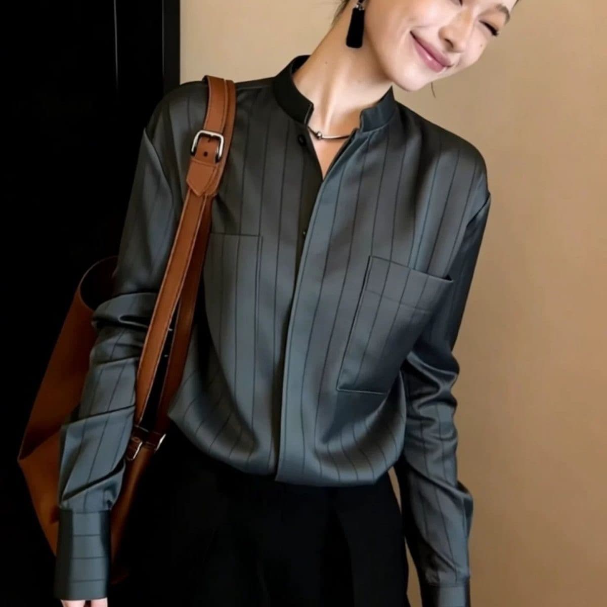 어두운 회색 반 개방 칼라 스트라이프 루즈핏 셔츠 셔츠 2026 조기 봄 프랑스식 빛 럭셔리 외국 가스 고급 센스 맨위 여성 상세 이미지 3