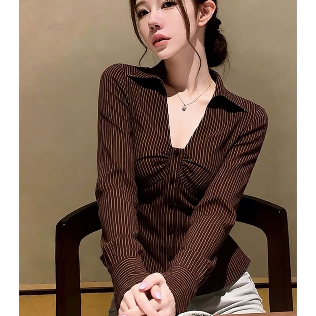 어두운 회색 반 개방 칼라 스트라이프 루즈핏 셔츠 셔츠 2026 조기 봄 프랑스식 빛 럭셔리 외국 가스 고급 센스 맨위 여성 상세 이미지 1