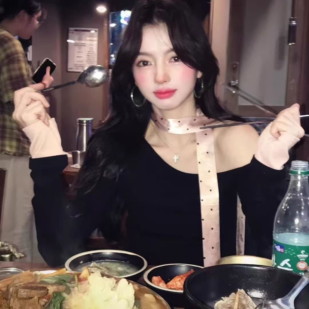 아메리칸 레트로 섹시함 바람 배색 패치워크 페이크 레이어드 긴팔 티셔츠 여성 가을 겨울 새로운 순수한 욕망 바람 비스듬한 어깨 의류