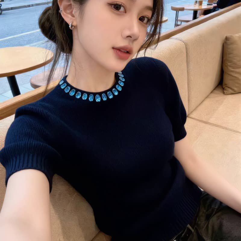 2026 봄 새로운 블루 색상 보석 품격 라운드 넥 반팔 니트 스웨터 여성 몸매 가꾸기 맨위 슬림해 보이는 품격 상세 이미지 3