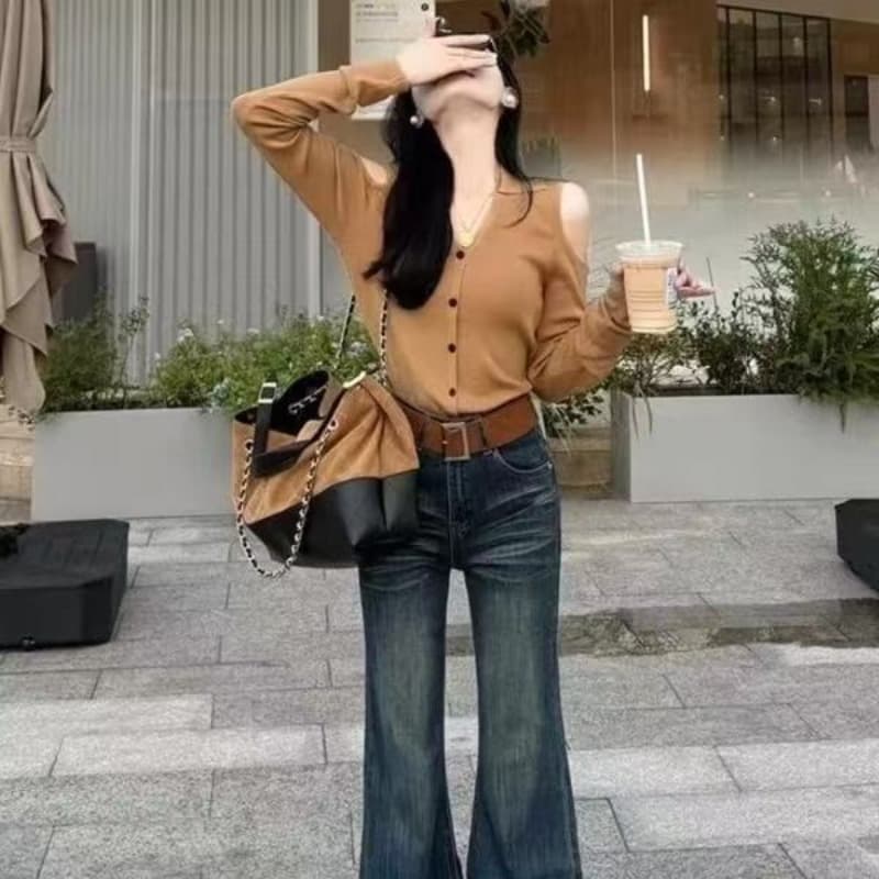 2026 새로운 이른 봄 분위기 센스 느긋한 패션 품격 관대 한 점잖은 착용 가져 가라. 카키 색 오프숄더 니트 맨위 이미지 5