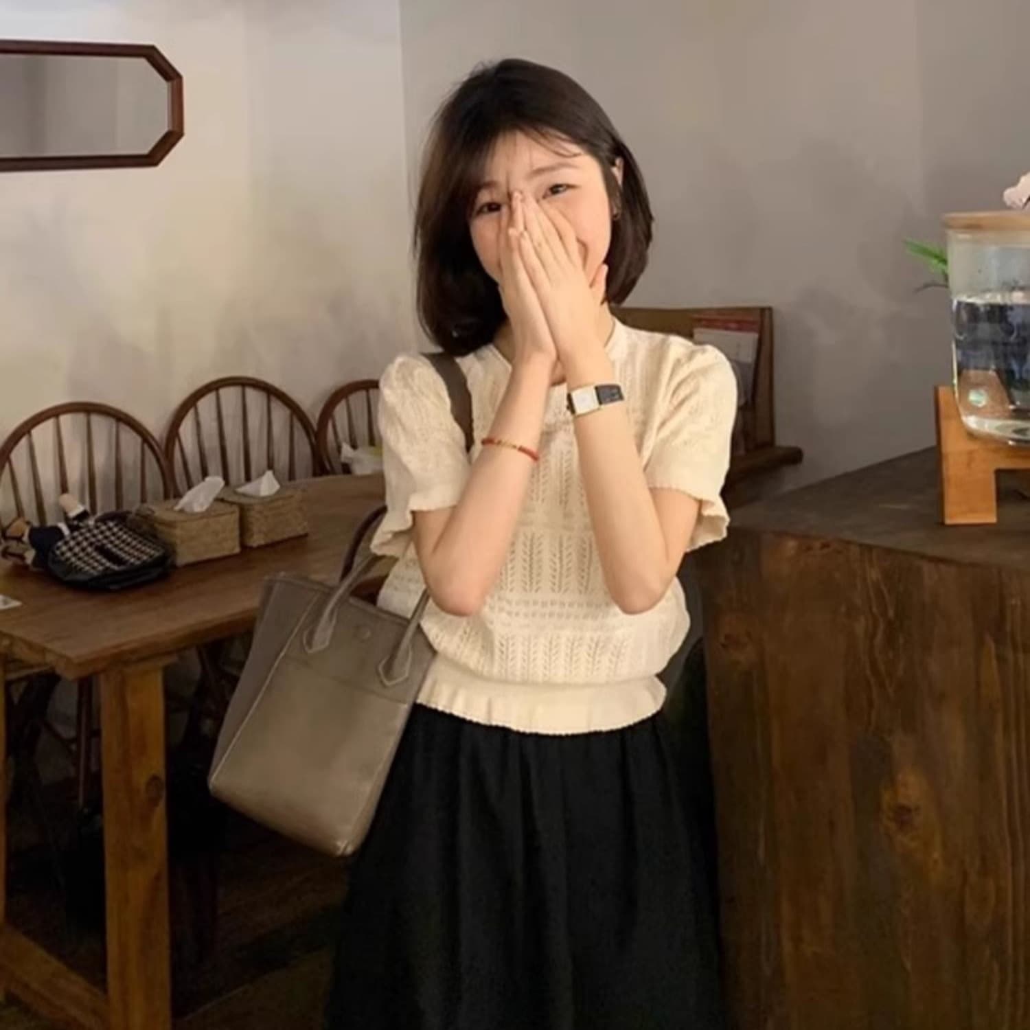 베이지 색 홀로우 아웃 니트 스웨터 반팔 여성 봄 여름 스택 착용 작은 대중 디자인 몸매 가꾸기 허리 수축 쇼트 스타일 슬림해 보이는 긍정적 인 어깨 의류 이미지 5