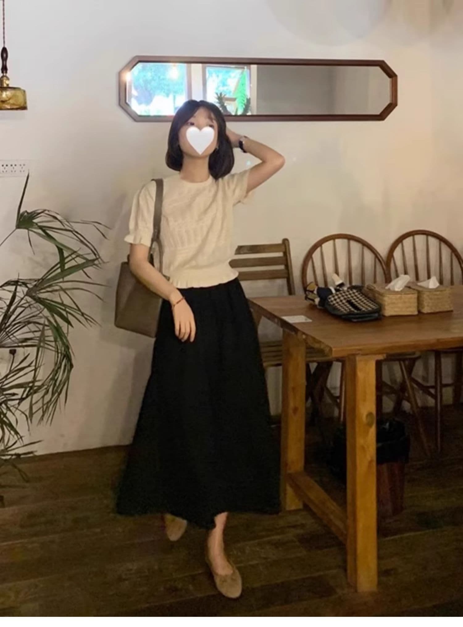 베이지 색 홀로우 아웃 니트 스웨터 반팔 여성 봄 여름 스택 착용 작은 대중 디자인 몸매 가꾸기 허리 수축 쇼트 스타일 슬림해 보이는 긍정적 인 어깨 의류 상세 이미지 4
