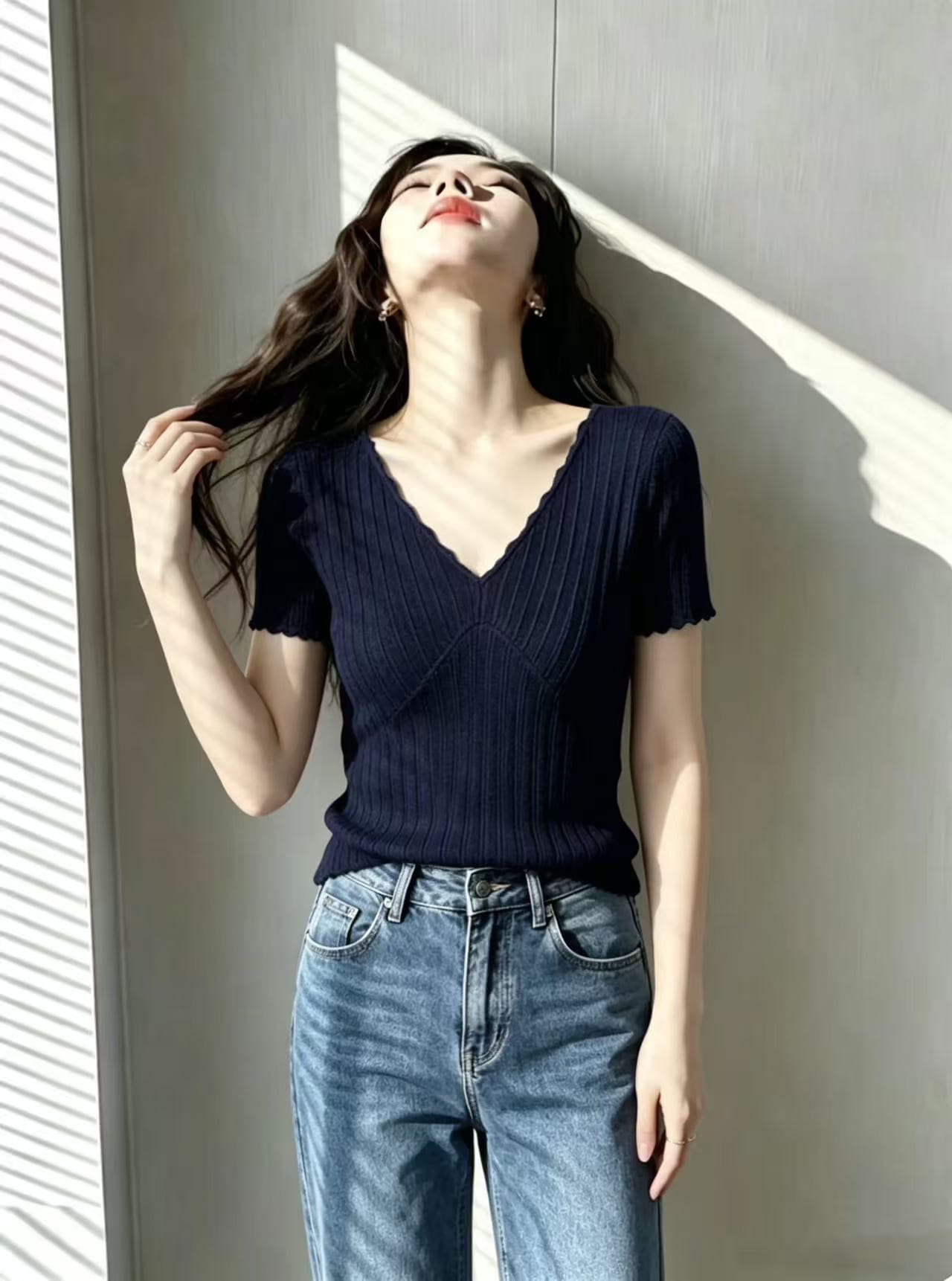 외국 가스 아름다운 V넥 반팔 티셔츠 여성 여름 2026 새로운 캐주얼 레이스 몸매 가꾸기 얇은 스타일 프로 피부 통기성 맨위