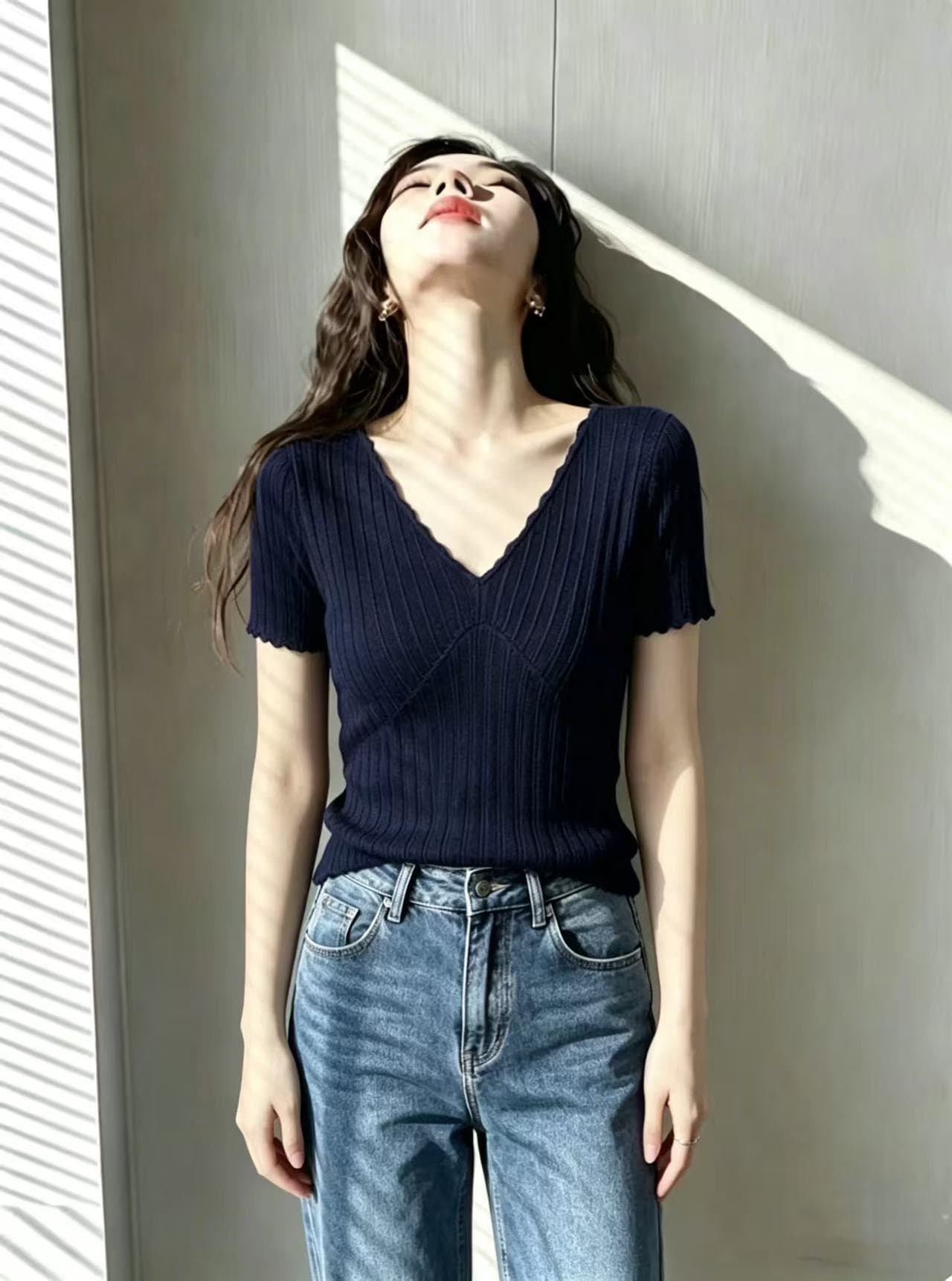 외국 가스 아름다운 V넥 반팔 티셔츠 여성 여름 2026 새로운 캐주얼 레이스 몸매 가꾸기 얇은 스타일 프로 피부 통기성 맨위 이미지 4