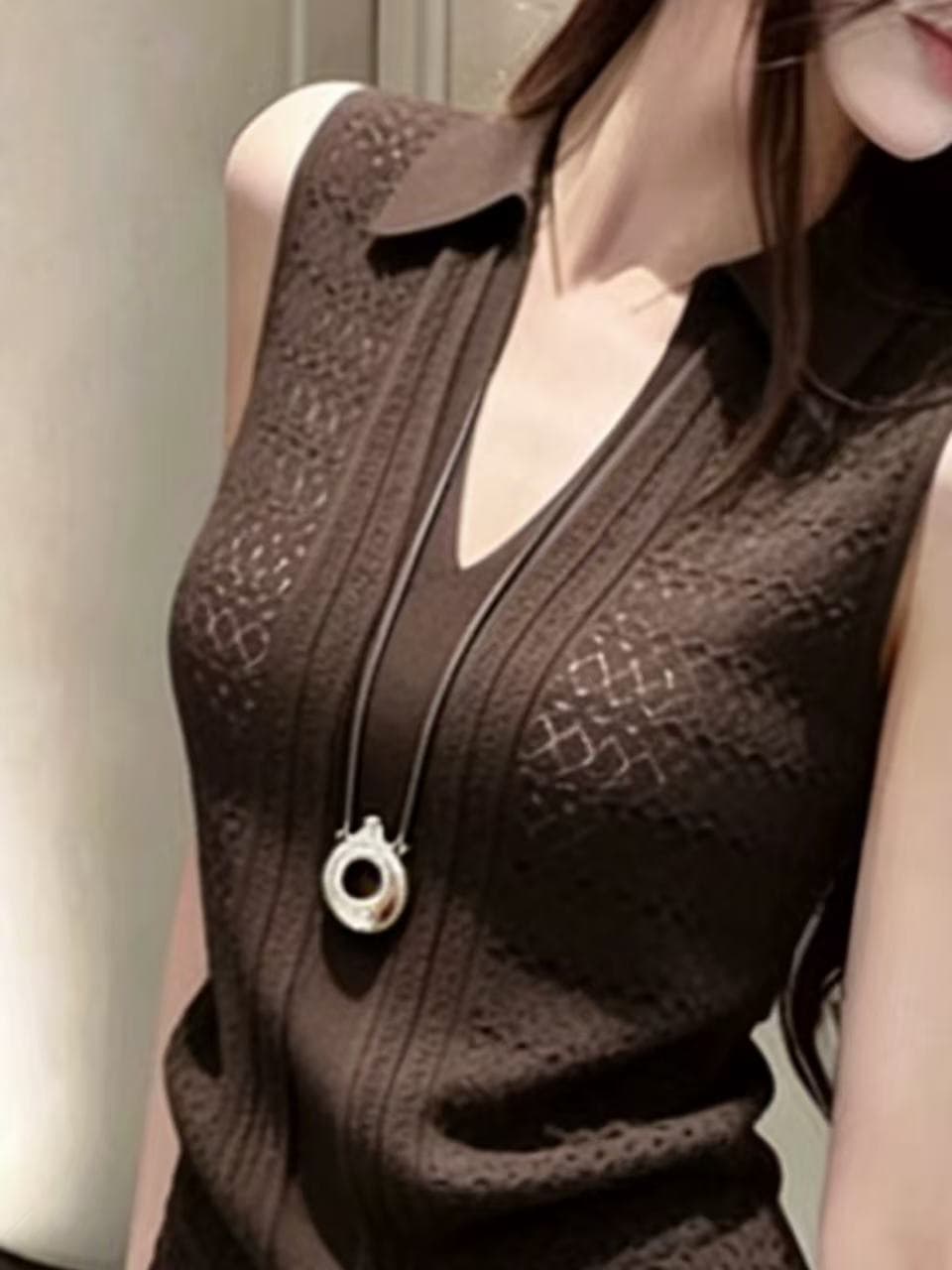 고급 센스 우아함 바람 커피 색상 POLO 칼라 민소매 니트 조끼 여성 여름 새로운 미니멀리즘 다용도 몸매 가꾸기 맨위 이미지 4
