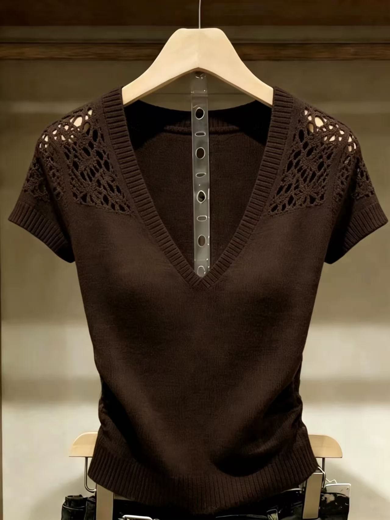 레트로 chic 커피 색상 홀로우 아웃 자수 깊은 V 넥 반팔 기본 셔츠 여성 여름 새로운 캐주얼 출퇴근 다용도 셔츠