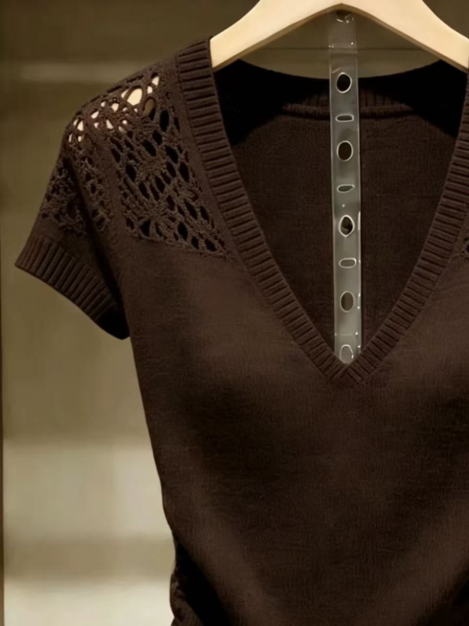 레트로 chic 커피 색상 홀로우 아웃 자수 깊은 V 넥 반팔 기본 셔츠 여성 여름 새로운 캐주얼 출퇴근 다용도 셔츠 이미지 2
