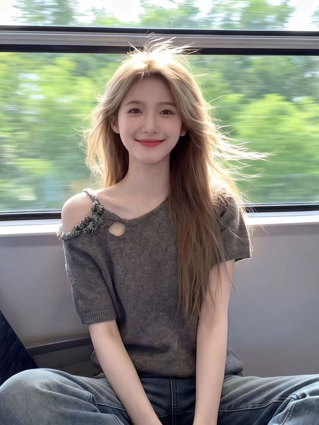 회색 비스듬한 어깨 홀로우 아웃 반팔 티셔츠 여성 2026 년 새로운 여름 Chic 매우 요정 맨위 빛 사람들 코치 착용 가져 가라.