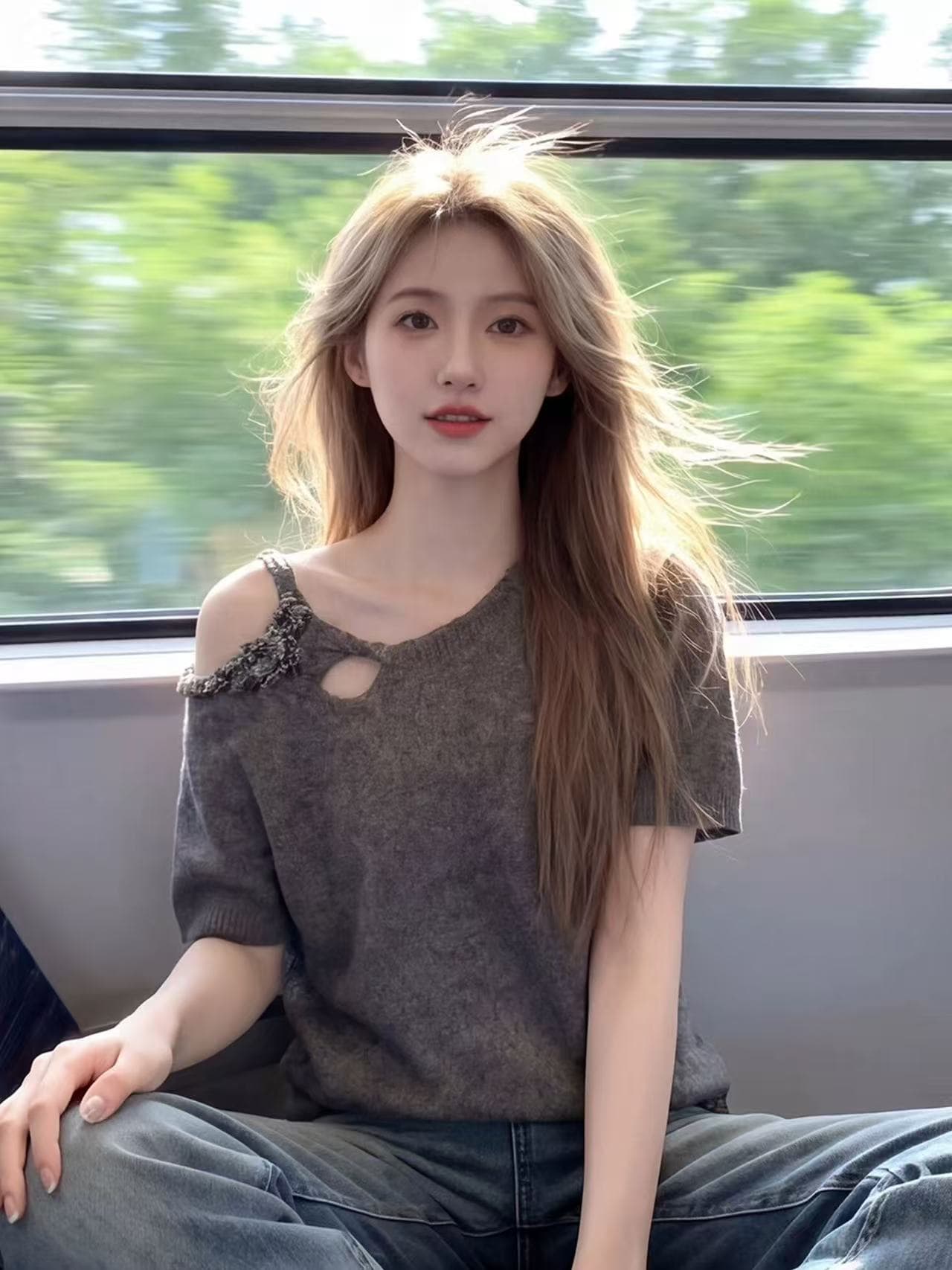 회색 비스듬한 어깨 홀로우 아웃 반팔 티셔츠 여성 2026 년 새로운 여름 Chic 매우 요정 맨위 빛 사람들 코치 착용 가져 가라. 이미지 3