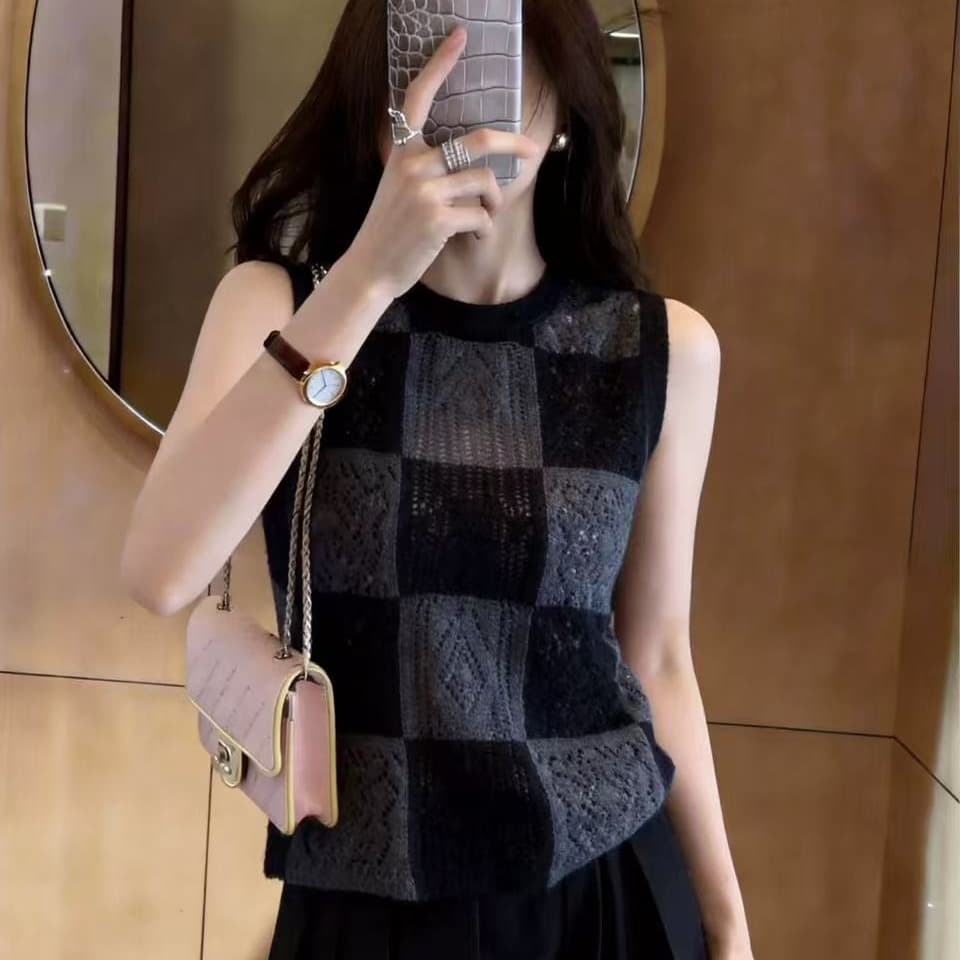 패션 레트로 스타일 민소매 맨위 여성 2026 년 여름 새로운 라운드 넥 홀로우 아웃 체크무늬 조끼 몸매 가꾸기 슈퍼 슬림해 보이는 이미지 5