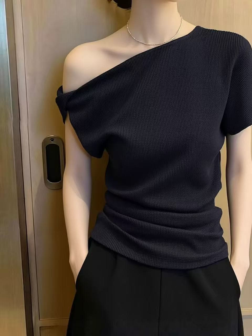 검정색 빛 요리 한 바람 비스듬한 어깨 허리 수축 맨위 여성 2026 년 여름 새로운 몸매 가꾸기 슬림해 보이는 디자인 센스 빅 사이즈 티셔츠 상세 이미지 1