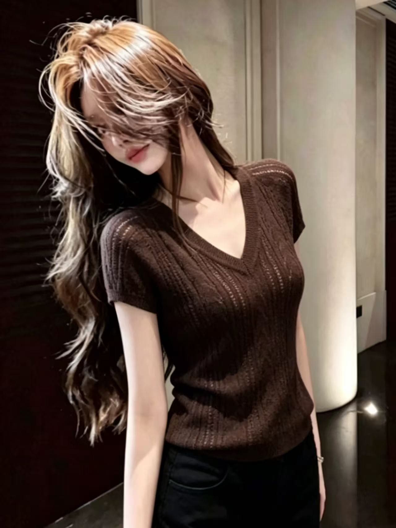 한 부서 분위기 센스 커피 색상 홀로우 아웃 V넥 얼음 실크 니트 반팔 티셔츠 여성 여름 섹션 얇은 스타일 캐주얼 슬림해 보이는 맨위 이미지 3
