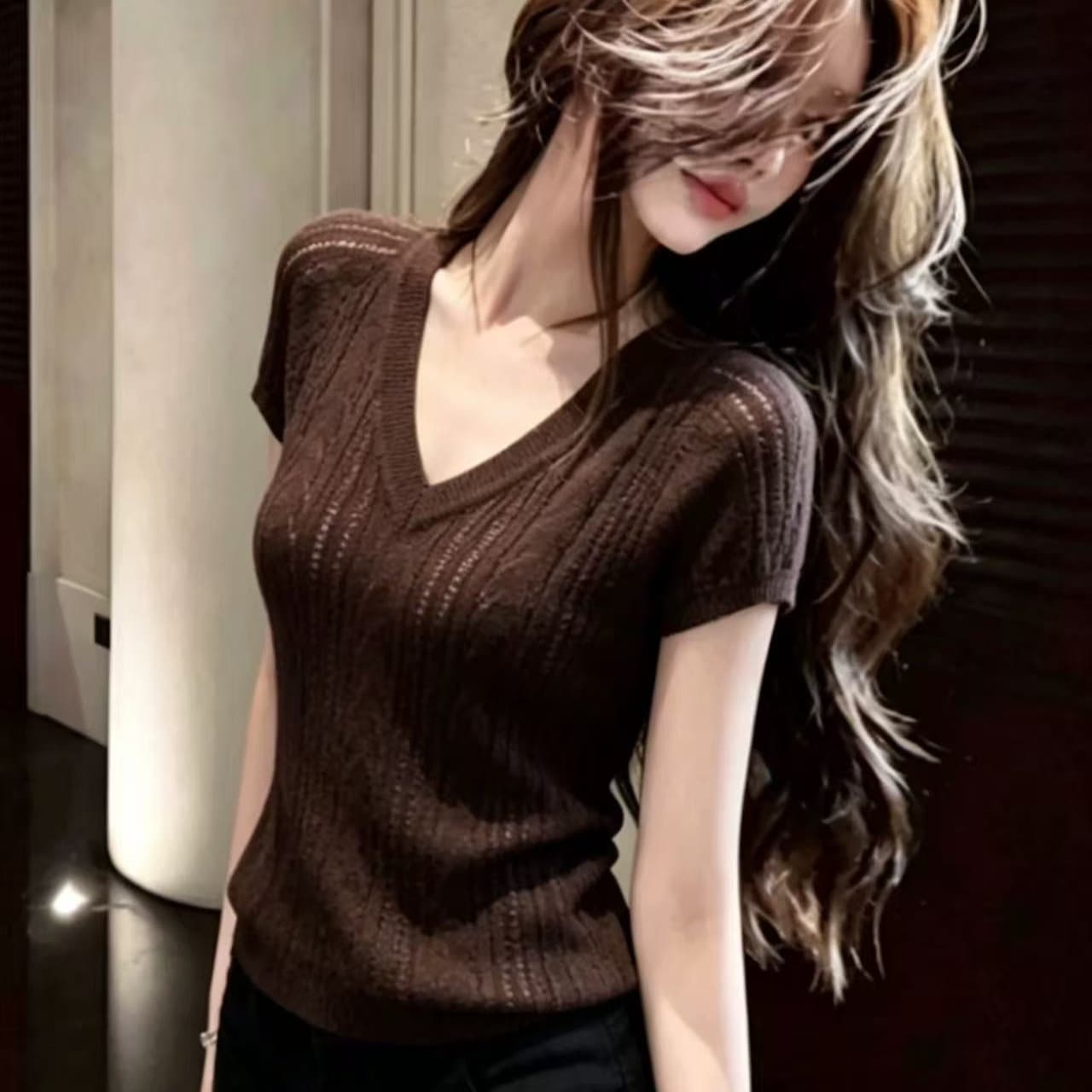 한 부서 분위기 센스 커피 색상 홀로우 아웃 V넥 얼음 실크 니트 반팔 티셔츠 여성 여름 섹션 얇은 스타일 캐주얼 슬림해 보이는 맨위 이미지 5