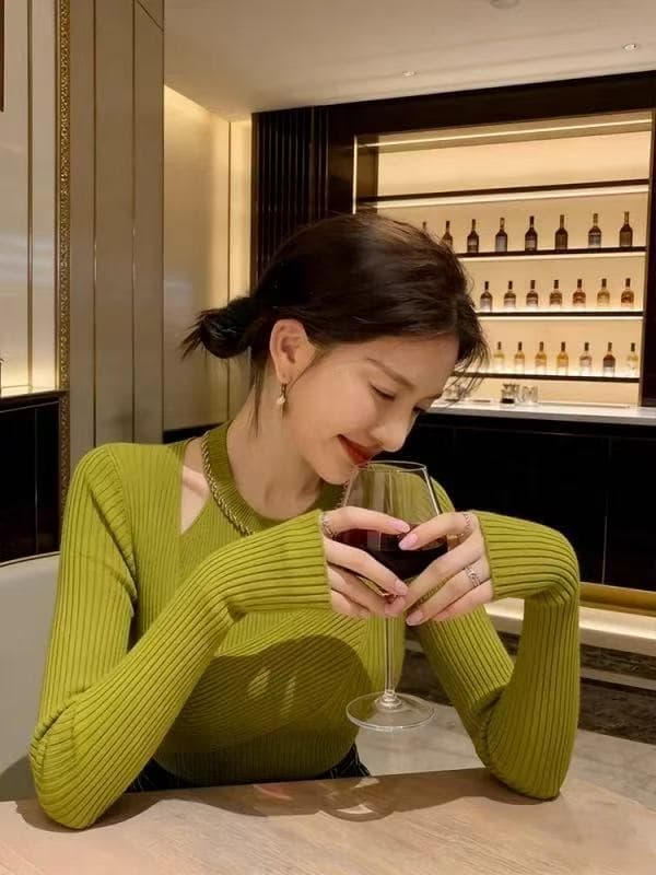 작은 대중 디자인 센스 녹색 니트 스웨터 여성 의류 2026 가을 고유 한 아름다운 몸매 가꾸기 슬림해 보이는 인사이드 가져 가라. 예쁜 스웨터 상세 이미지 2