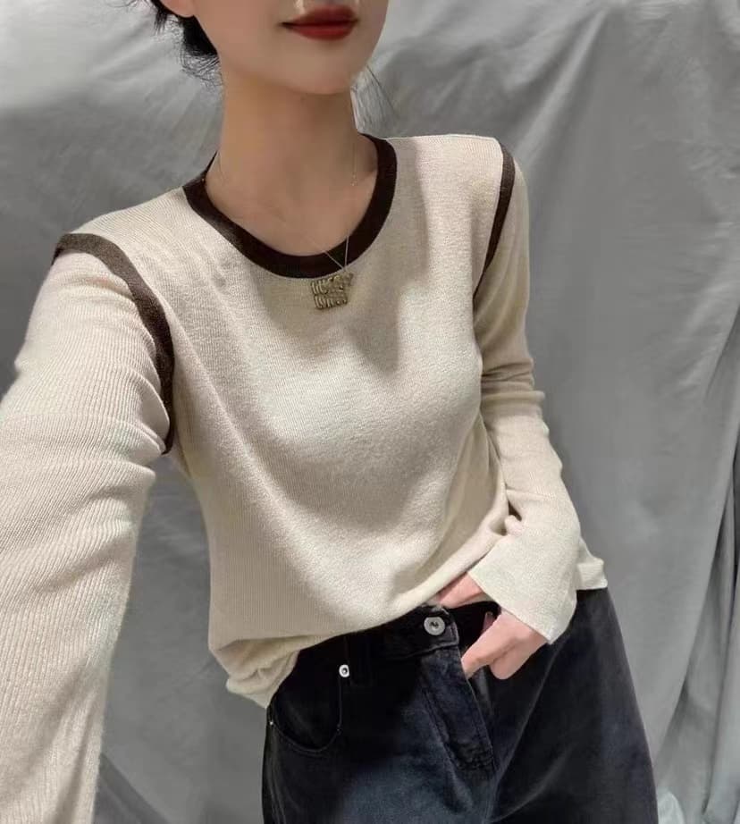 유럽 한 물품 2026 가을 겨울 새로운 배색 몸매 가꾸기 기본 셔츠 알파벳 부드러운 찹쌀 니트 스웨터 여성 품격 슬림해 보이는 다용도