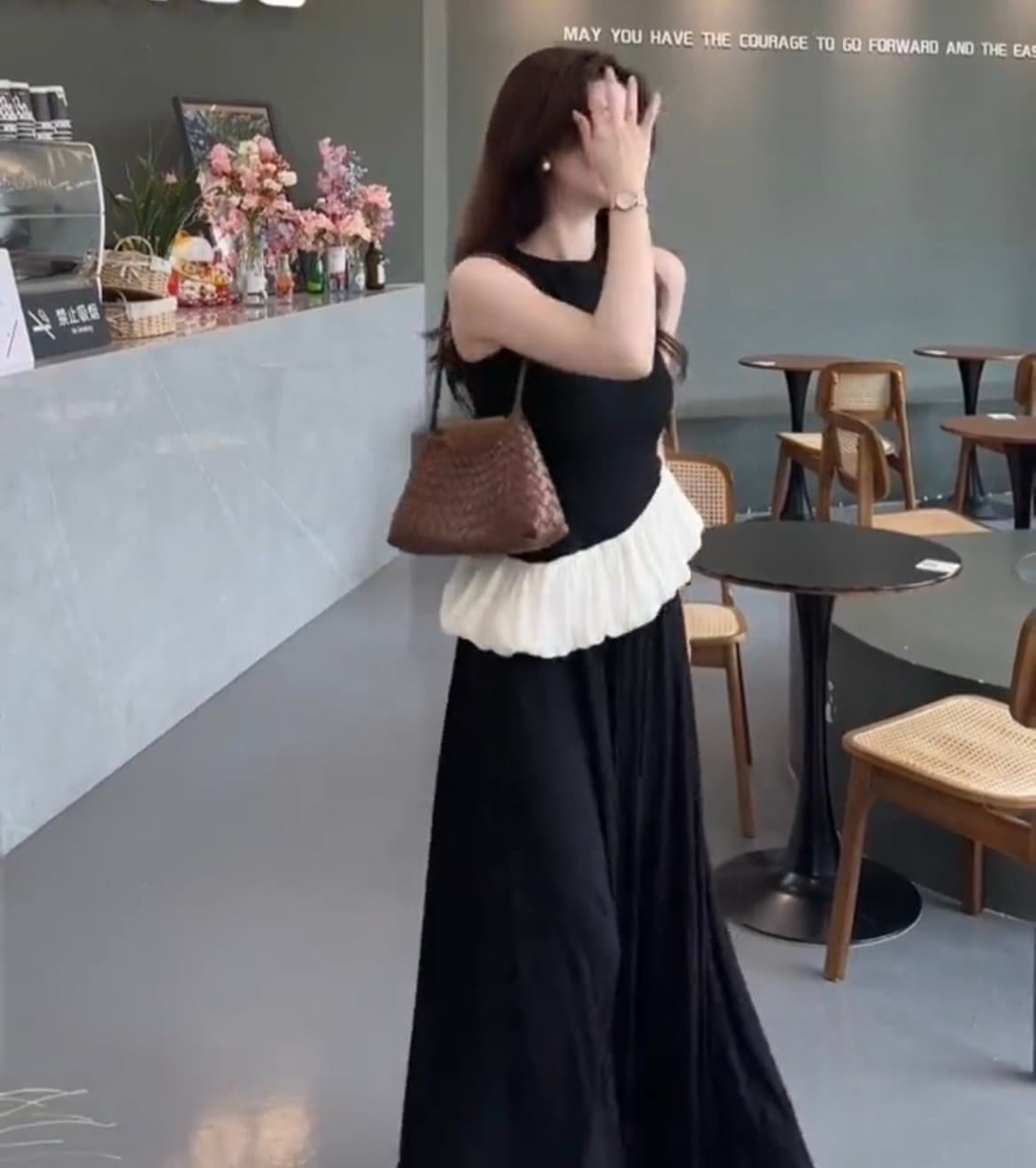 2026 여름 새로운 한 부서 경 사진 프릴 오프숄더 몸매 가꾸기 외출용 민소매 조끼 플러스 하이웨이스트 슬림해 보이는 반 스커트 상세 이미지 3