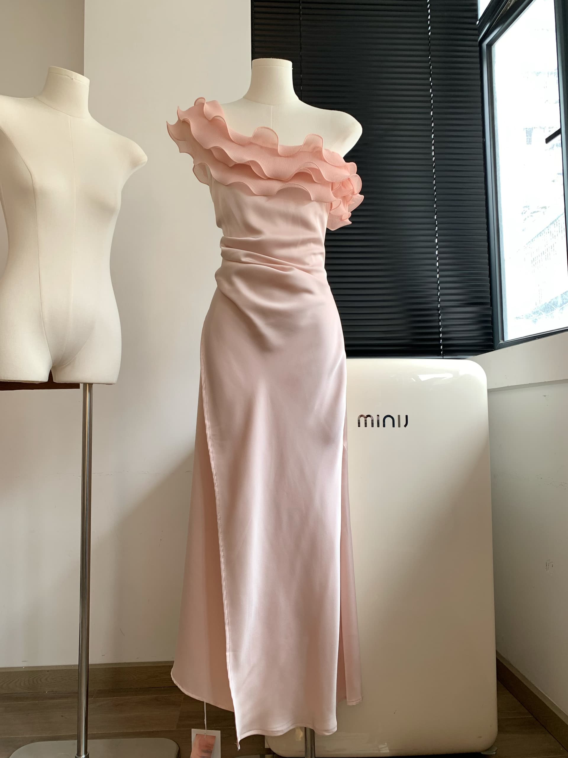 핑크색 품격 순수한 욕망 새틴 프릴 오프숄더 표지 배 슬림해 보이는 인어 꼬리 드레스 상세 이미지 1