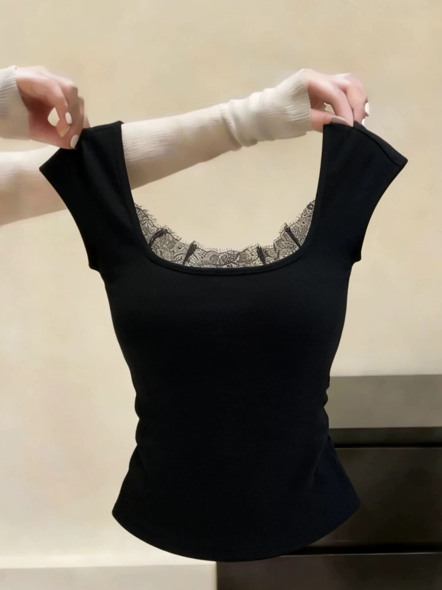 한 부서 품격 검정색 레이스 측면 광장 칼라 어깨 티셔츠 여성 여름 새로운 작은 대중 외국 가스 몸매 가꾸기 슬림해 보이는 맨위 상세 이미지 2
