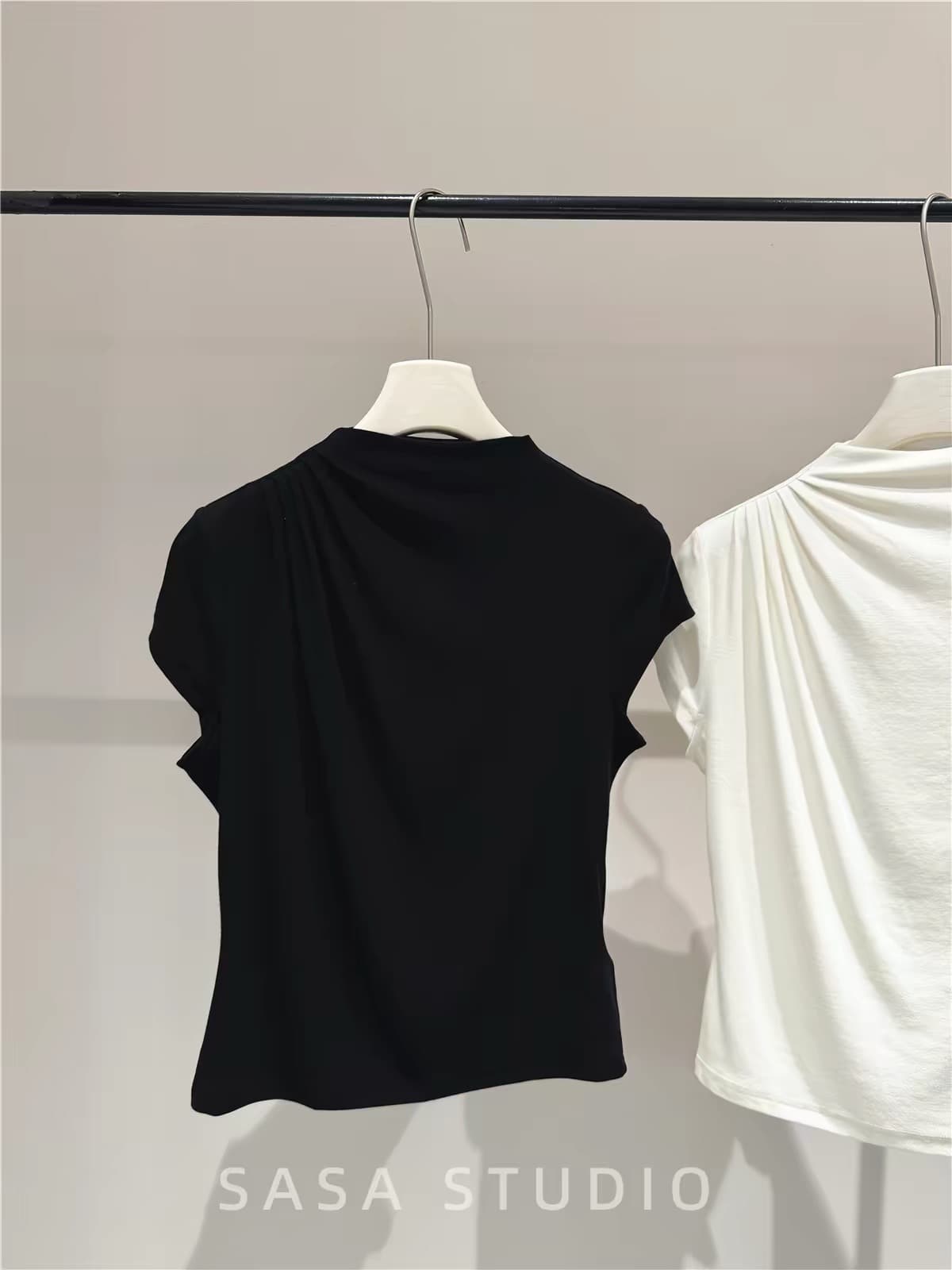 가을 작은 대중 디자인 반하이넥 반팔 티셔츠 여성 한국 스타일 다용도 주름 몸매 가꾸기 슬림해 보이는 기본 셔츠 맨위 트렌디 상세 이미지 2