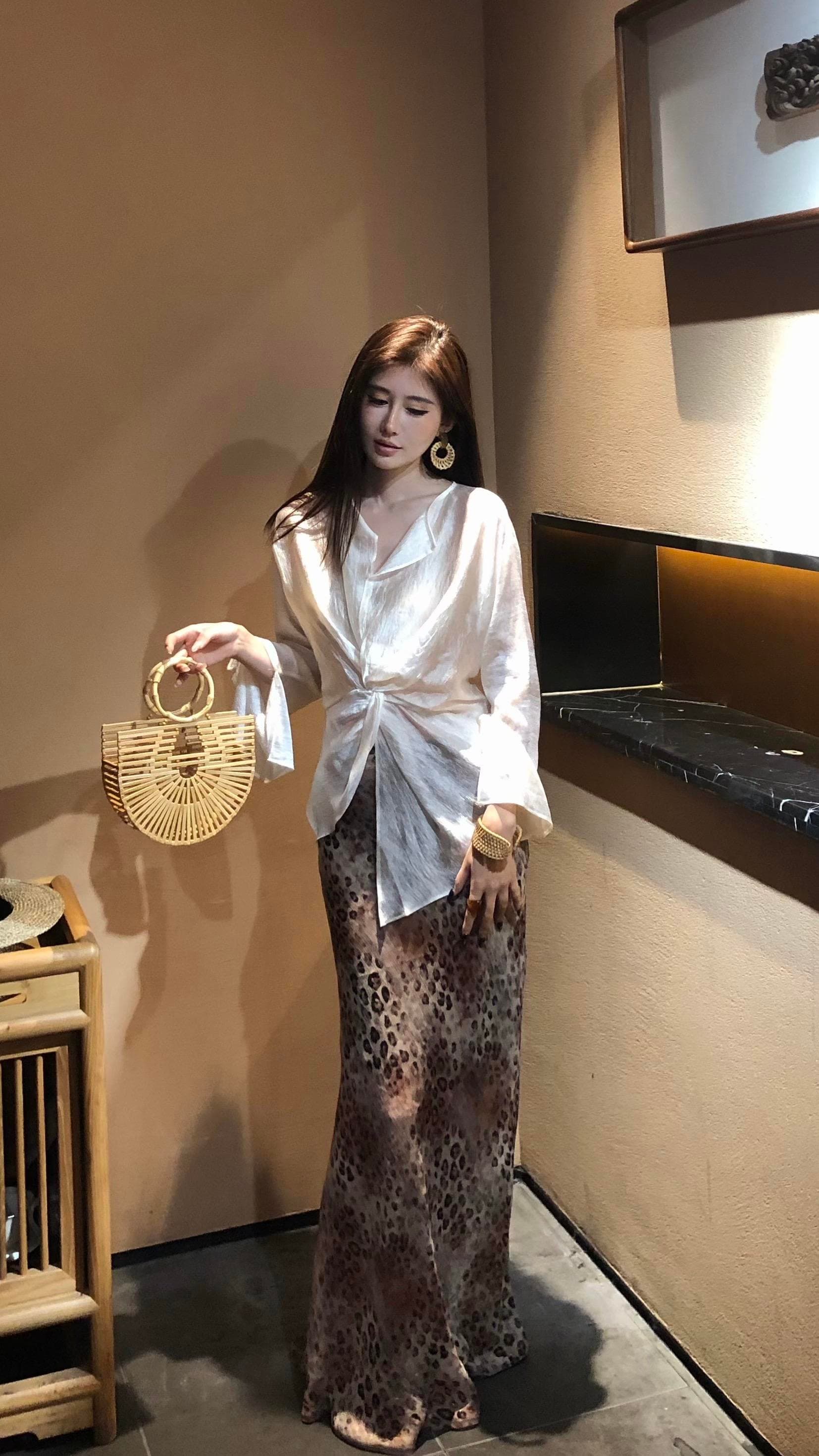 프랑스식 빛 요리 한 주간 실크 자외선 차단 여성 셔츠 여름 루즈핏 디자인 센스 작은 대중 비틀림 불규칙 맨위 투피스 세트 이미지 2