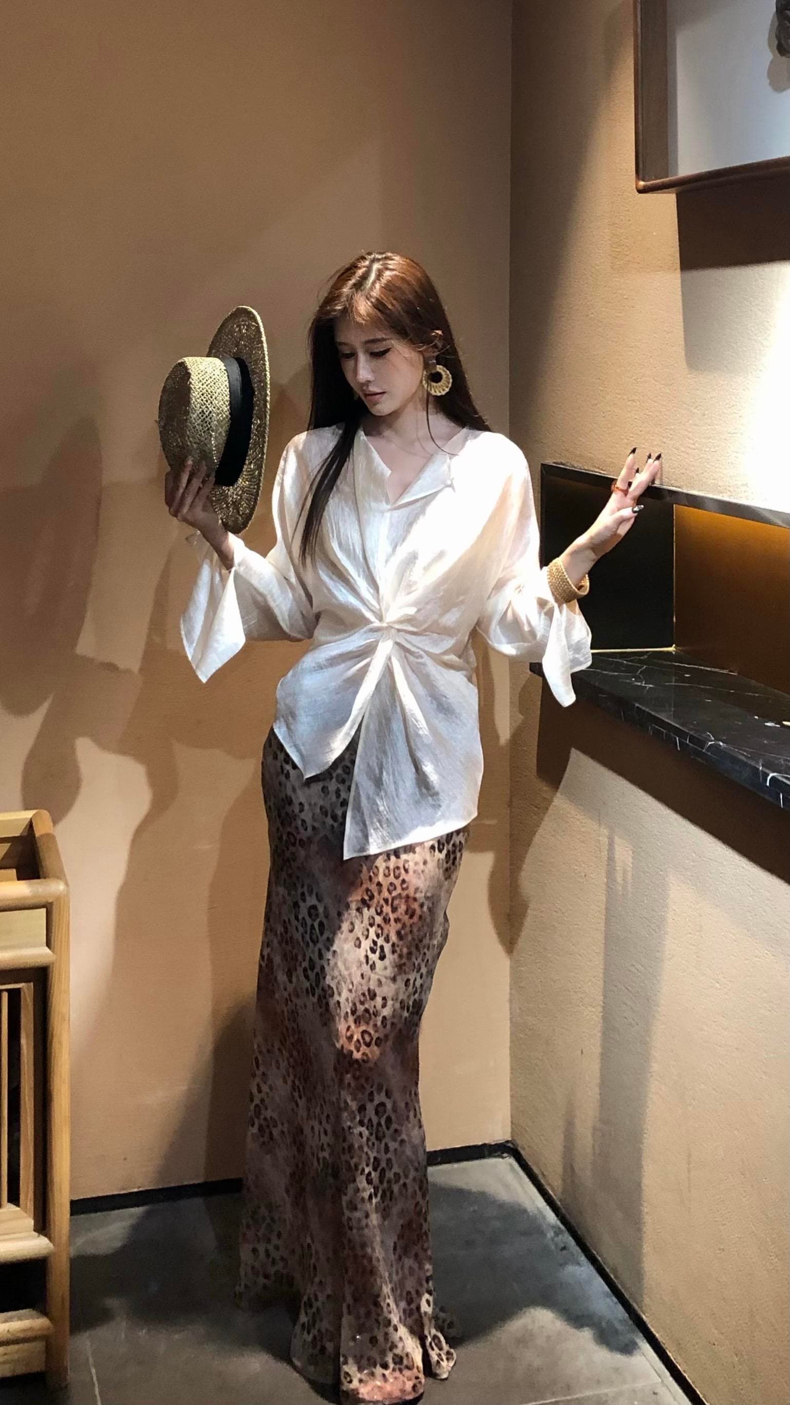 프랑스식 빛 요리 한 주간 실크 자외선 차단 여성 셔츠 여름 루즈핏 디자인 센스 작은 대중 비틀림 불규칙 맨위 투피스 세트 이미지 3
