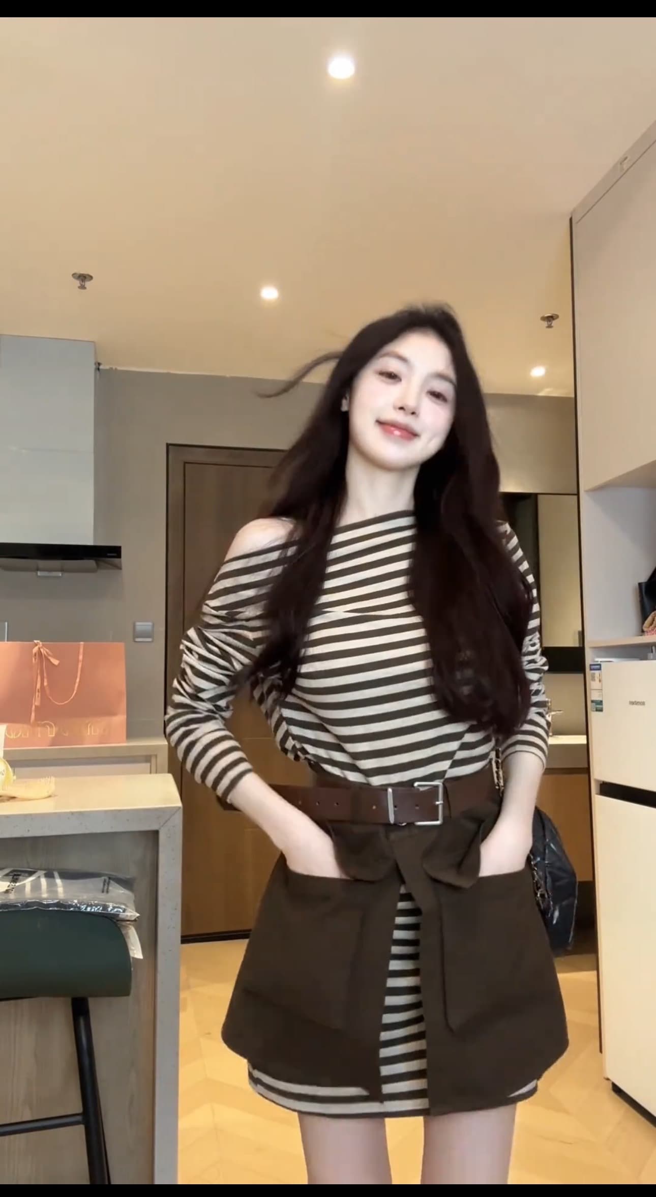 한국 스타일 작은 대중 워크웨어 트임 방귀 커튼 보트넥 오프숄더 스트라이프 중간 길이 티셔츠 치마 벨트 3종 세트 여성복 이미지 2