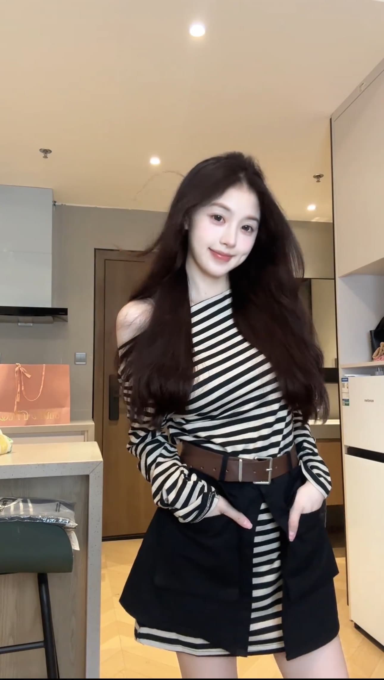 한국 스타일 작은 대중 워크웨어 트임 방귀 커튼 보트넥 오프숄더 스트라이프 중간 길이 티셔츠 치마 벨트 3종 세트 여성복 상세 이미지 2