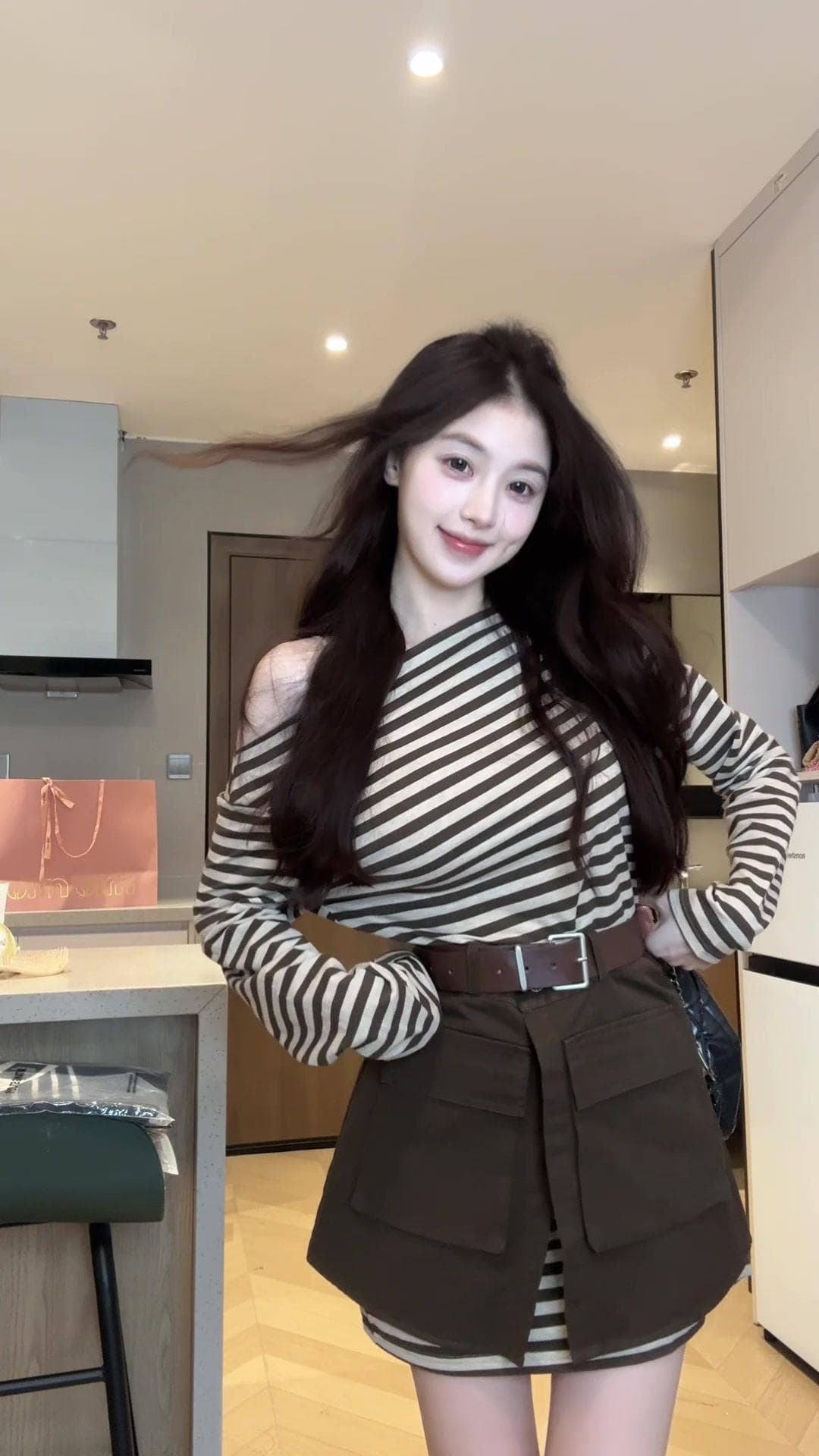 한국 스타일 작은 대중 워크웨어 트임 방귀 커튼 보트넥 오프숄더 스트라이프 중간 길이 티셔츠 치마 벨트 3종 세트 여성복 상세 이미지 3