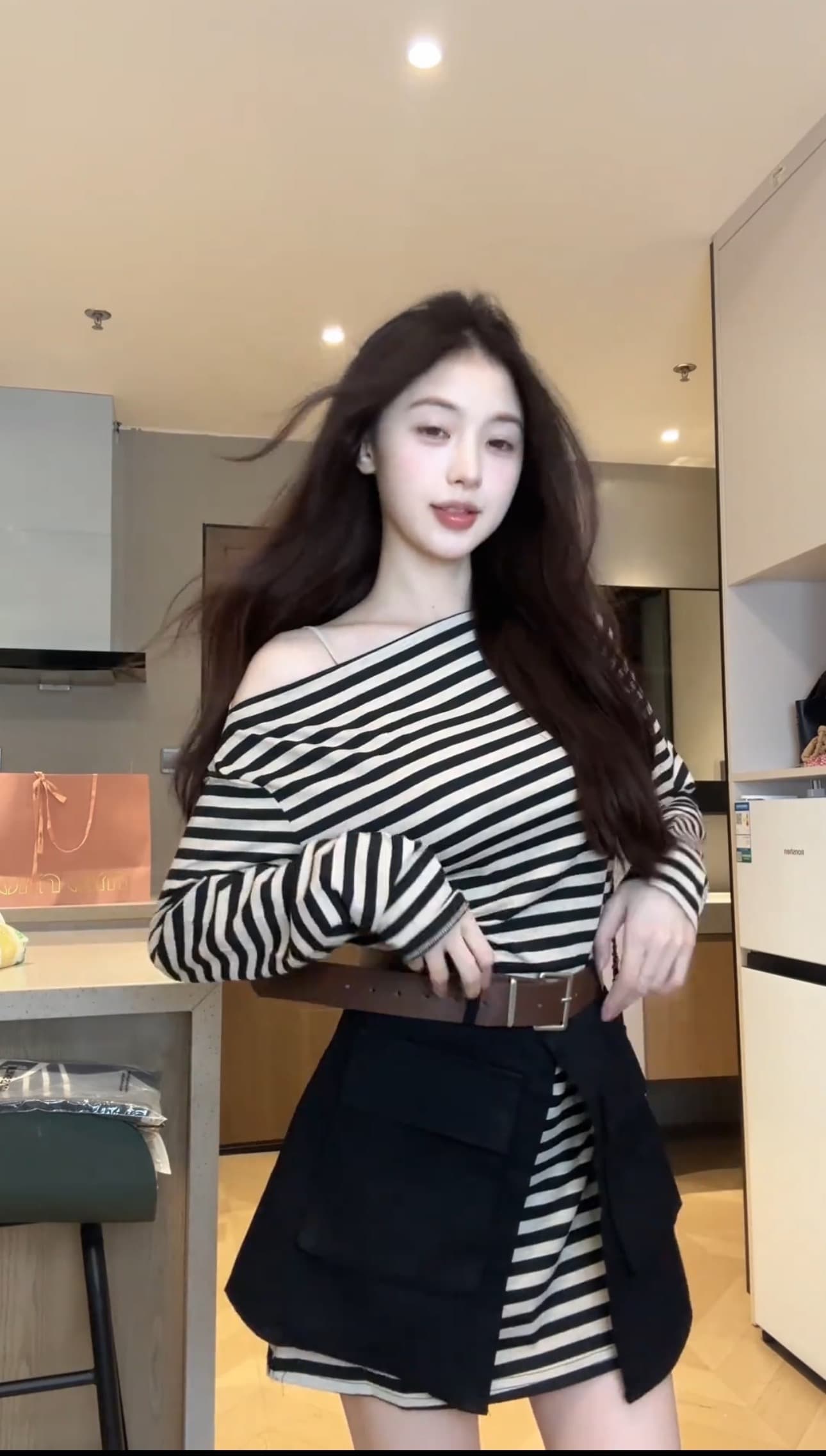 한국 스타일 작은 대중 워크웨어 트임 방귀 커튼 보트넥 오프숄더 스트라이프 중간 길이 티셔츠 치마 벨트 3종 세트 여성복 상세 이미지 4