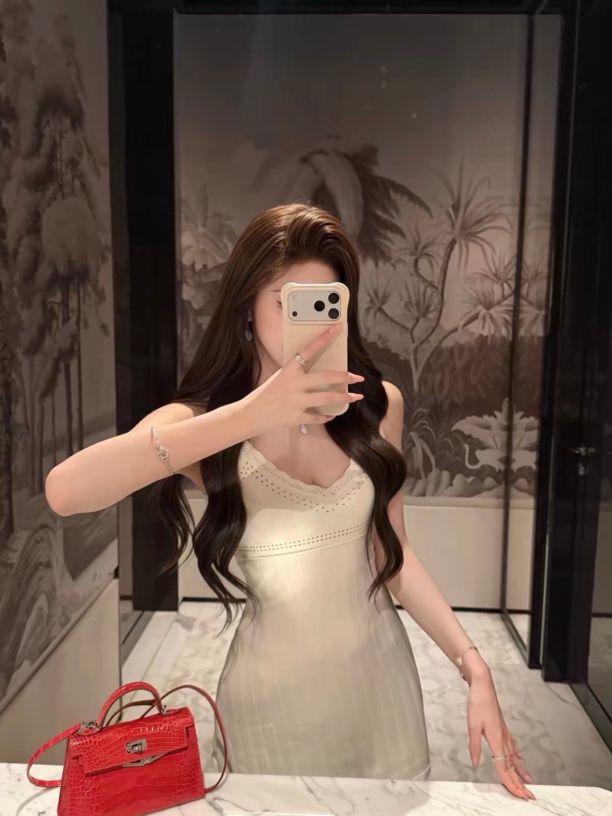 fbblimit 黛 웨스트 미스 순수한 욕망 분위기 몸매 가꾸기 쇼트 스타일 홀로우 아웃 자수 V넥 드레스 이미지 2