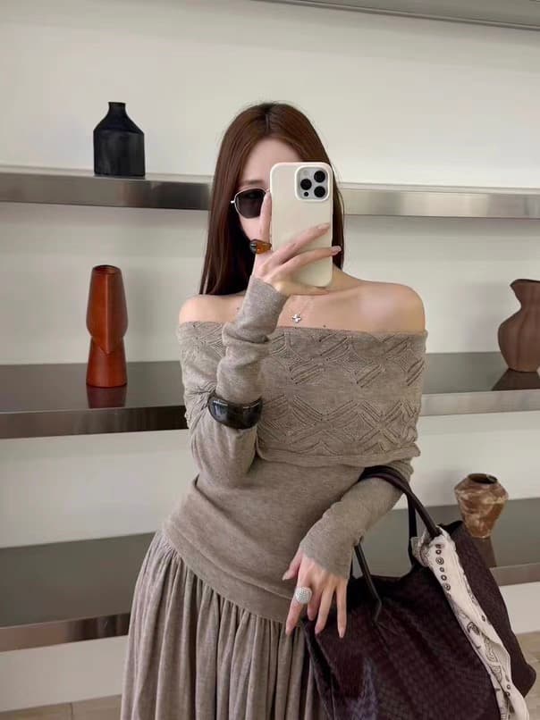 이른 가을 한국 스타일 미니멀리즘 패션 자카드 오프숄더 니트 스웨터 몸매 가꾸기 슬림해 보이는 품격 오프숄더 패션 부드러운 맨위