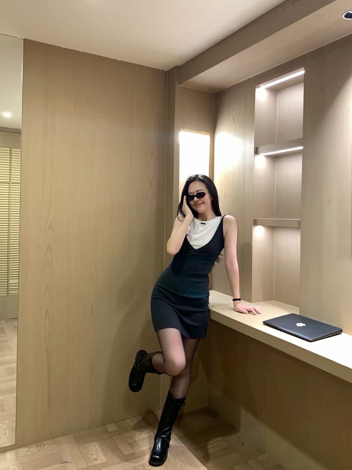 la miu 부서 V넥 배색 몸매 가꾸기 슬림해 보이는 페이크 레이어드 미니멀리즘 바람 니트 드레스 상세 이미지 7