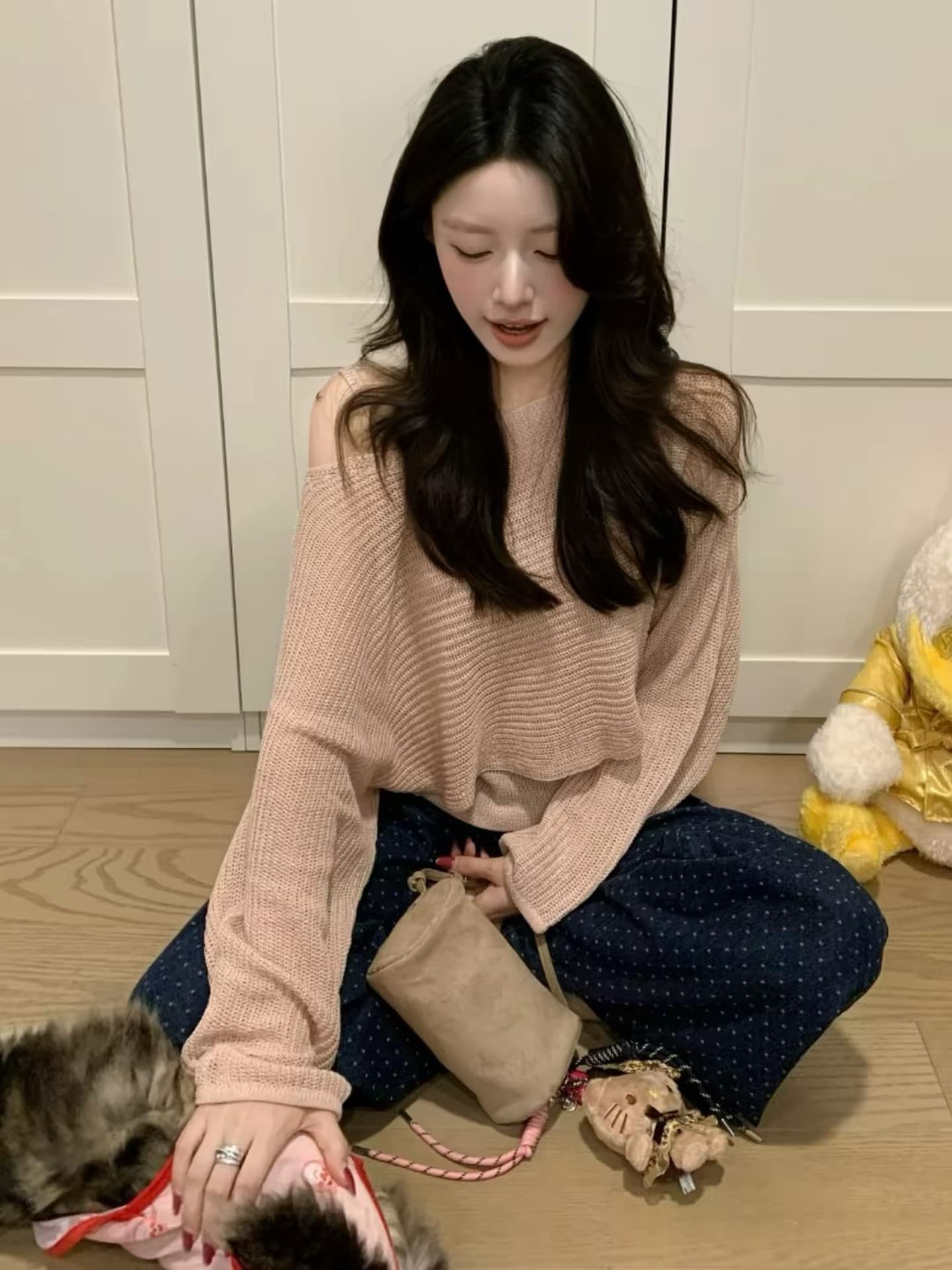 한 부서 핑크색 홀로우 아웃 긴팔 니트 스웨터 여성 조기 가을 스웨터 캐주얼 느긋한 바람 루즈핏 품격 오프숄더 맨위