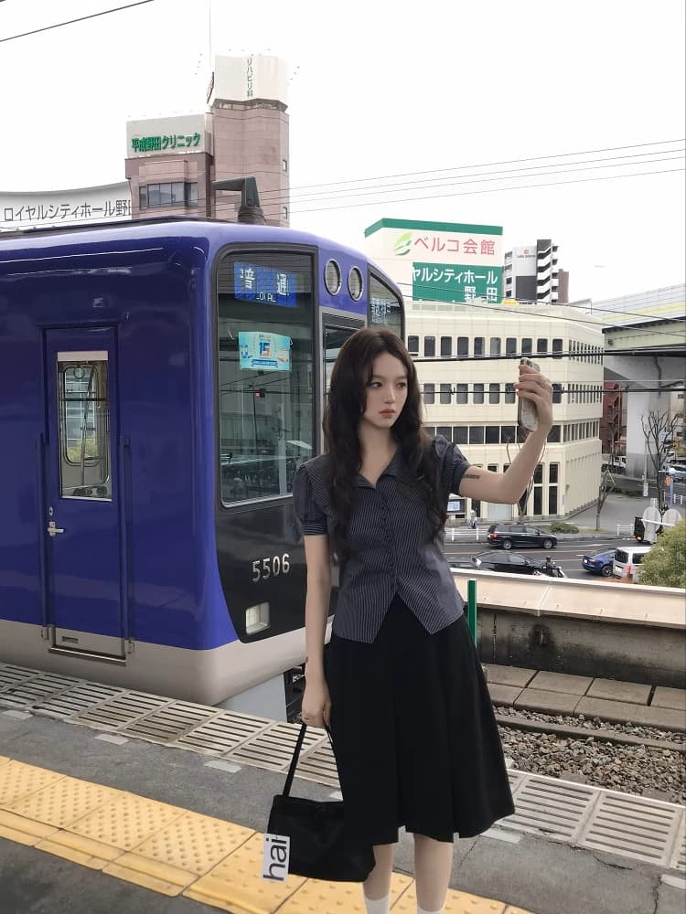 neurcz 흑백 줄무늬 폴로 칼라 V넥 허리 수축 레트로 여성 셔츠 여름 디자인 센스 거품 소매 작은 대중 맨위 이미지 3