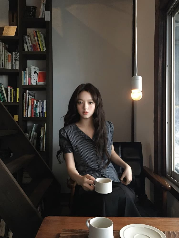 neurcz 흑백 줄무늬 폴로 칼라 V넥 허리 수축 레트로 여성 셔츠 여름 디자인 센스 거품 소매 작은 대중 맨위 이미지 4