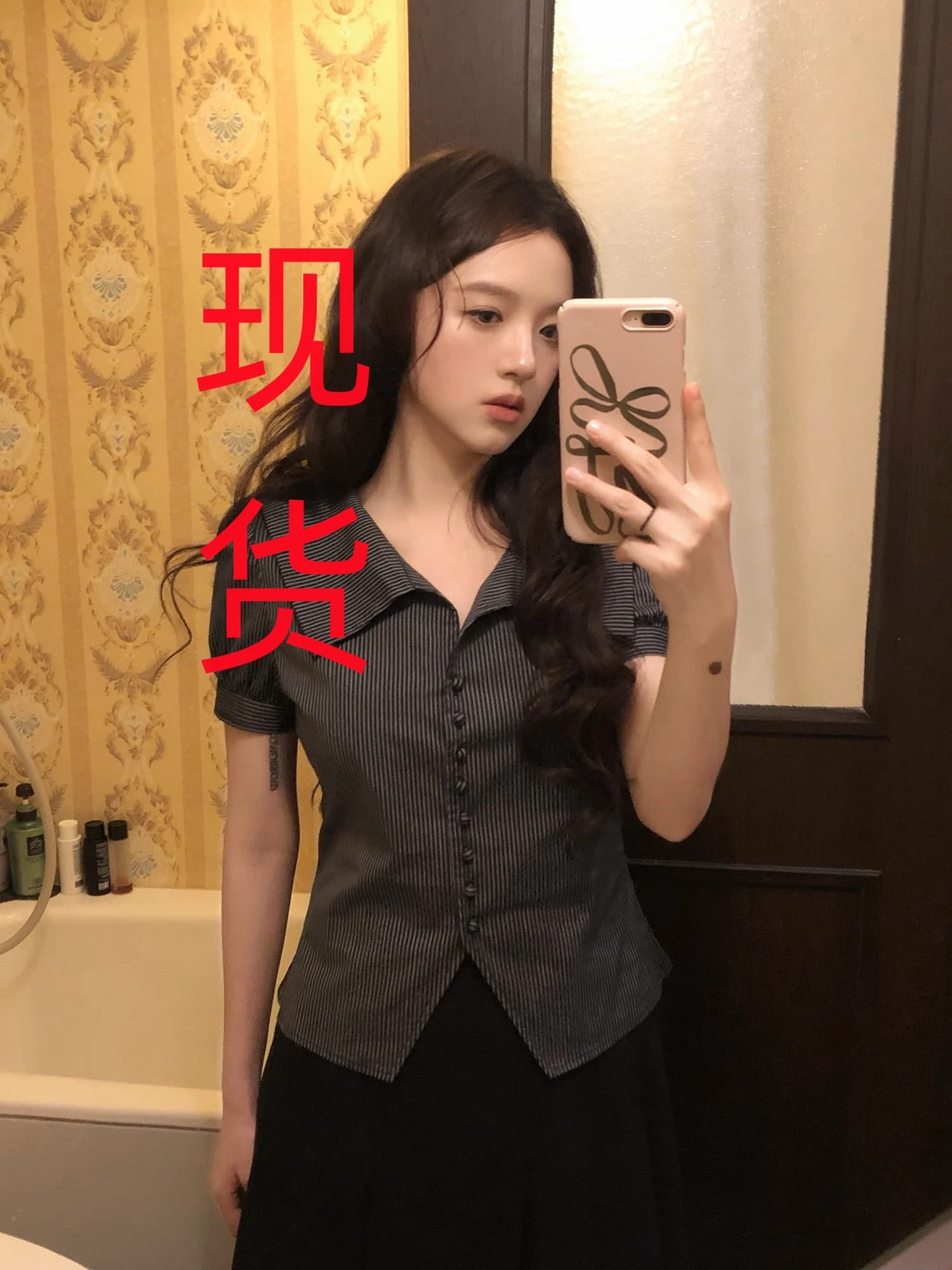 neurcz 흑백 줄무늬 폴로 칼라 V넥 허리 수축 레트로 여성 셔츠 여름 디자인 센스 거품 소매 작은 대중 맨위 상세 이미지 2