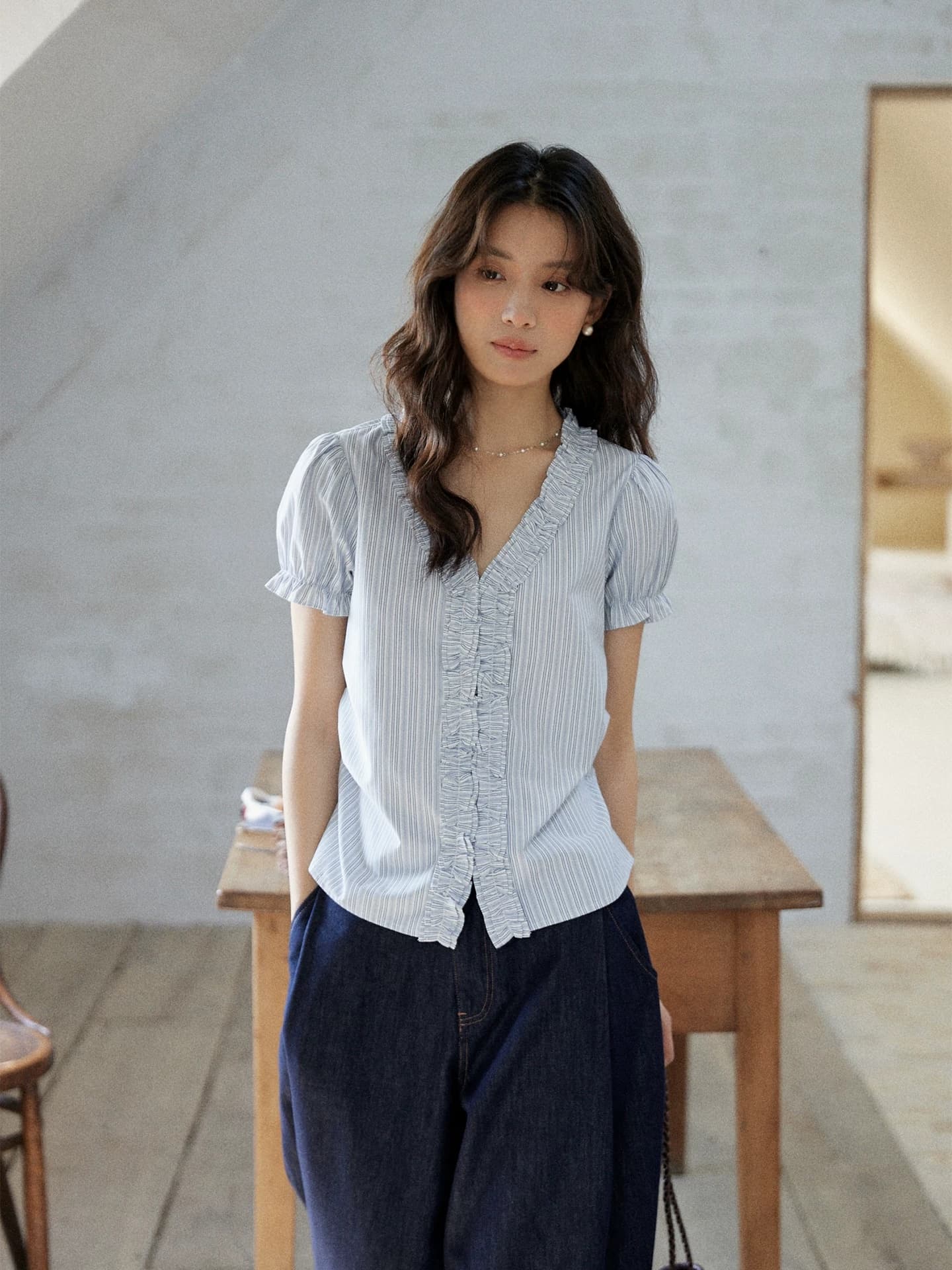 mixabo 부드러운 파란색 프릴 스트라이프 반팔 여성 셔츠 여름 디자인 센스 연령 감소 거품 소매 V넥 맨위 이미지 3